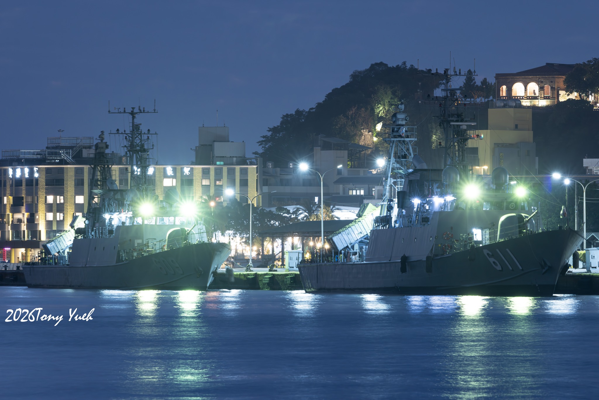 海軍艦隊風雲 | 黑夜中兩艘帥氣軍艦611(湘江軍艦).609(高江軍艦) | Facebook