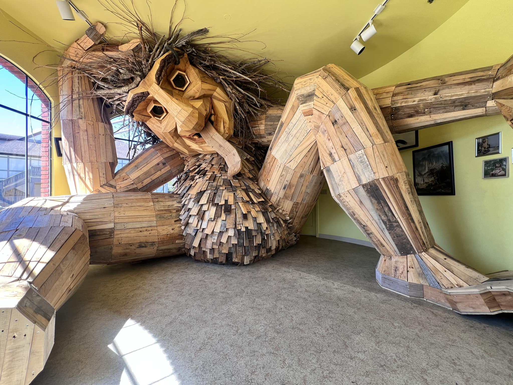クロバ-ジジ:ボヘミア:パネルドグラスオブジェ Dambo troll in Solvang California museum