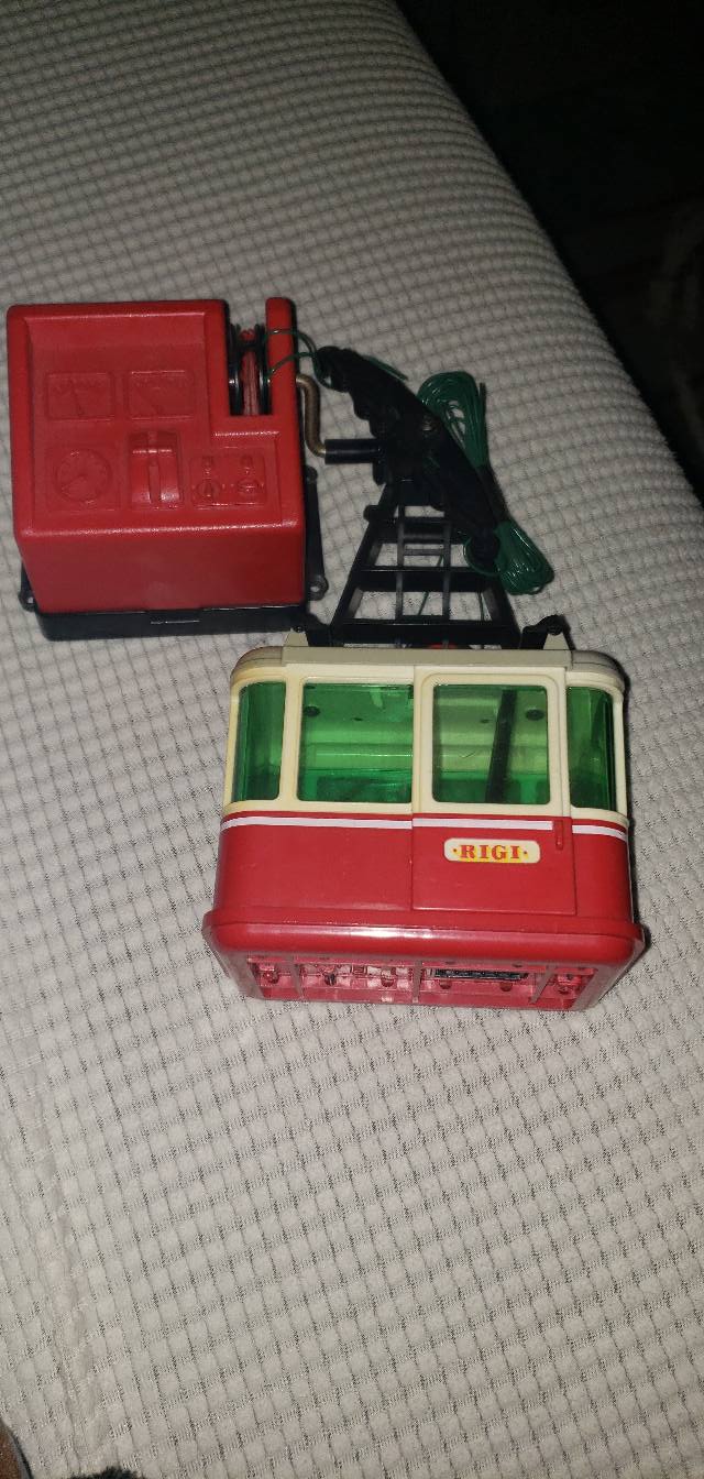 The LGB Lehmann Rigi Duo is a timeless model cable car, featuring
