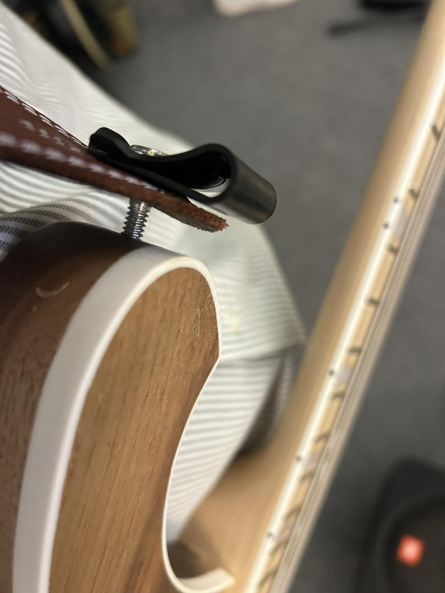 Rickenbacker 4003W ネック欠陥 Rickenbacker 4003w strap post came loose during practice