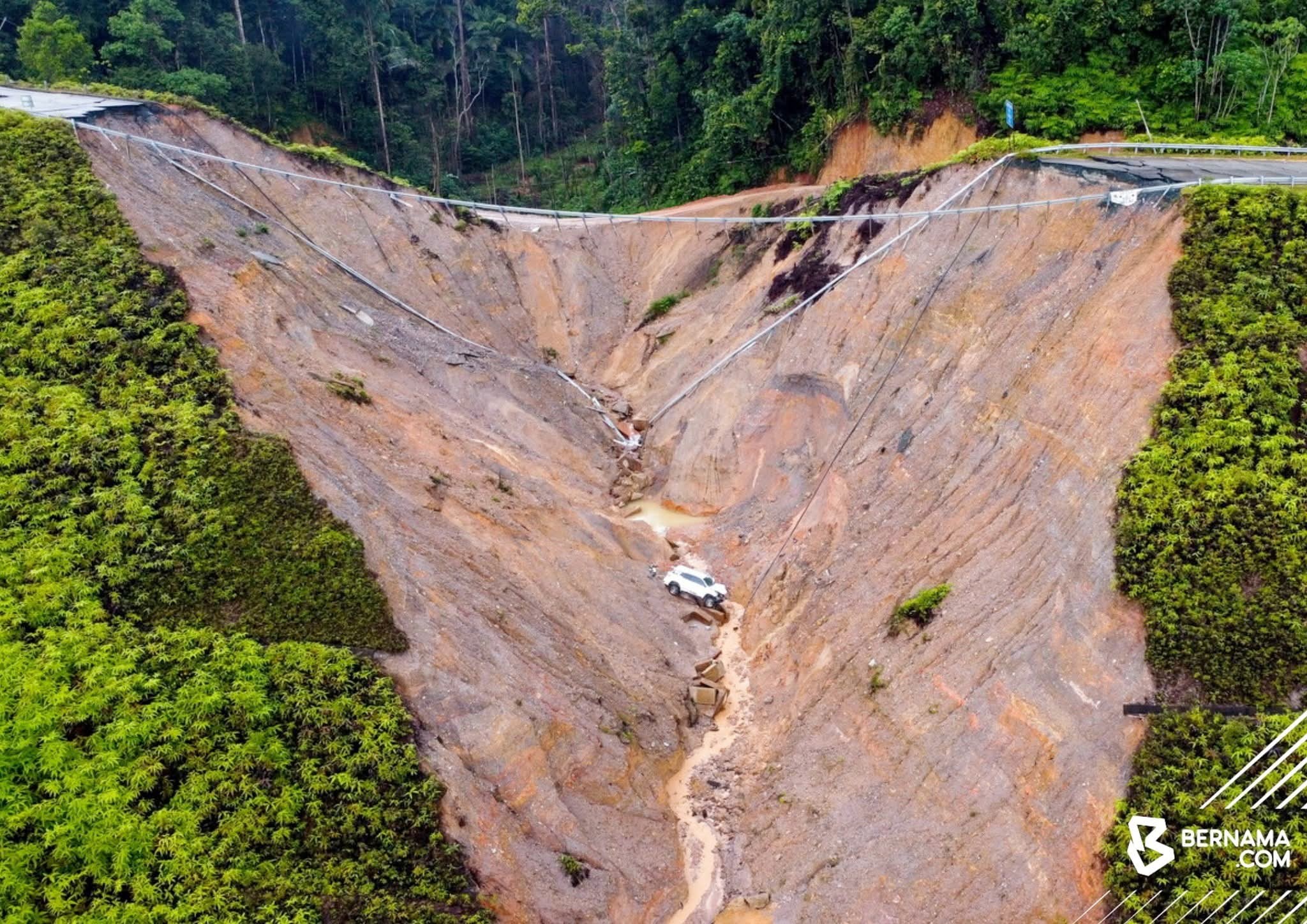 Mohd Hafiz - Gambar jalan runtuh tu kita semua dah tengok. Sekarang ...