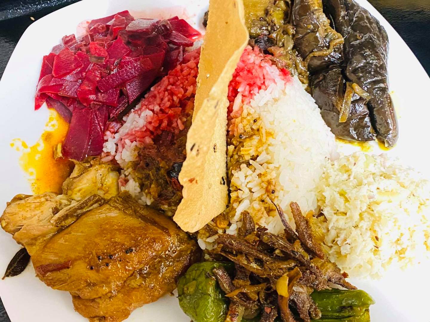 Rusiru - 今週の土日ヘラディワスペシャル美味しいホームスタイルワンプレート ビートカレー コッチサンボル バトゥテルダーラ キャプ ...