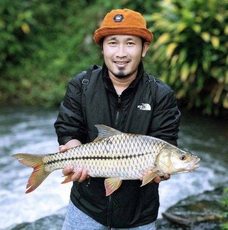 Casting Under a Bamboo Bridge, What a Surprise! 🎣🔥 Micro fishing in a ...