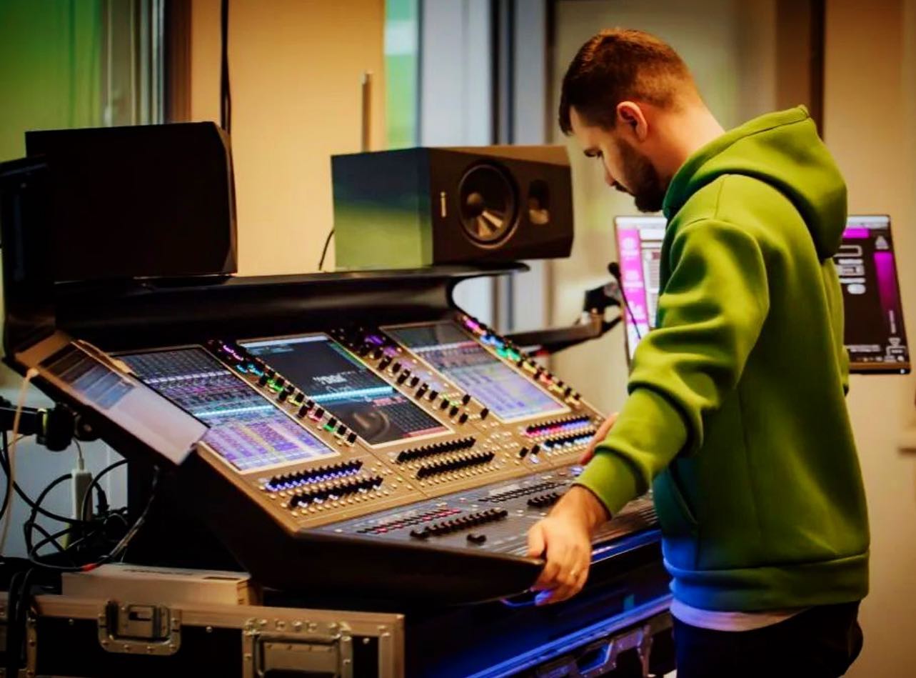 Engineer Alexandru 🪶] sound checking on DiGiCo's Q338 and KLANG