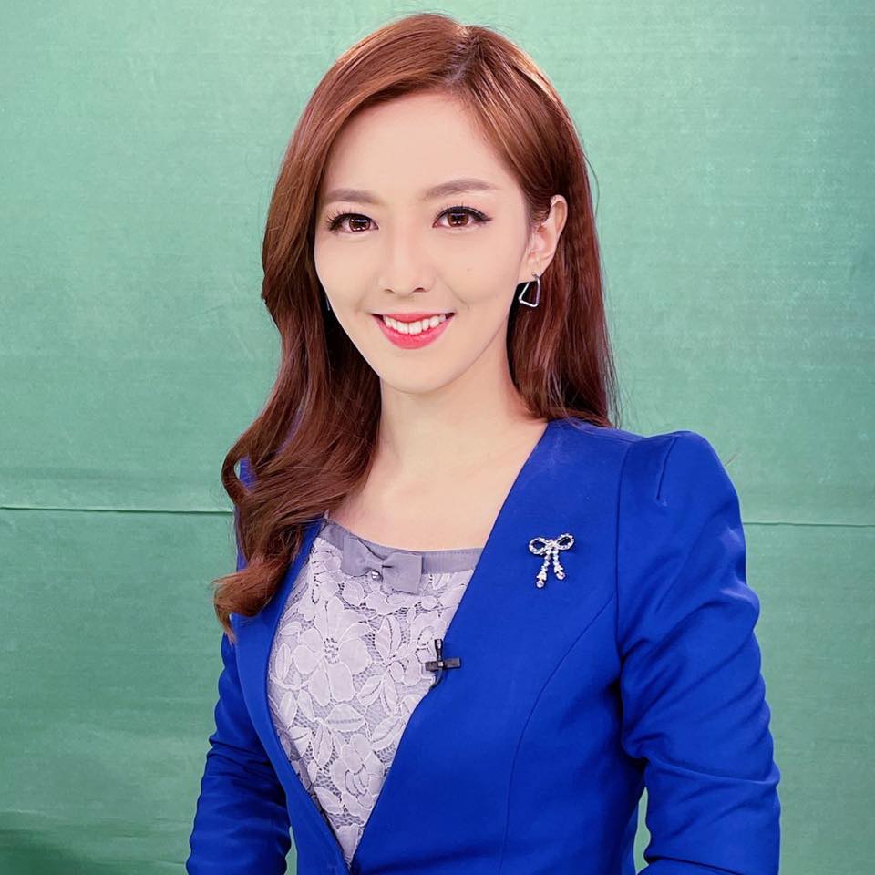 房業涵Mena - 休假還得錄影！總算！打烊收工！ 😂😂😂😂 今年吃完年夜飯又不無聊了😁... | Facebook