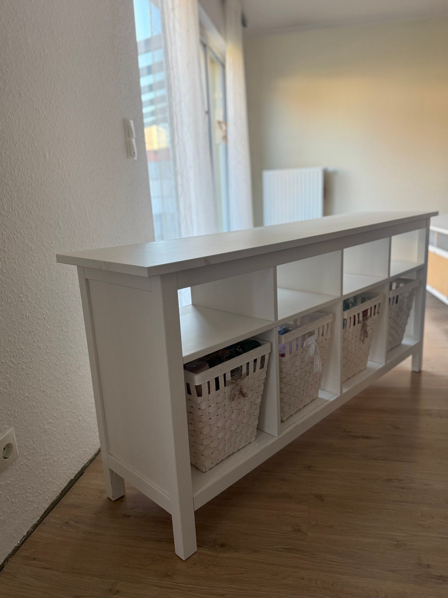Wir verkaufen unser Hemnes Sideboard von Ikea, weiß gebeizt, 157 x 40 cm (Höhe 74 cm). Es gibt leichte Gebrauchsspuren. Passende weiße Körbe können separat für einen schmalen Taler erworben werden. 60
