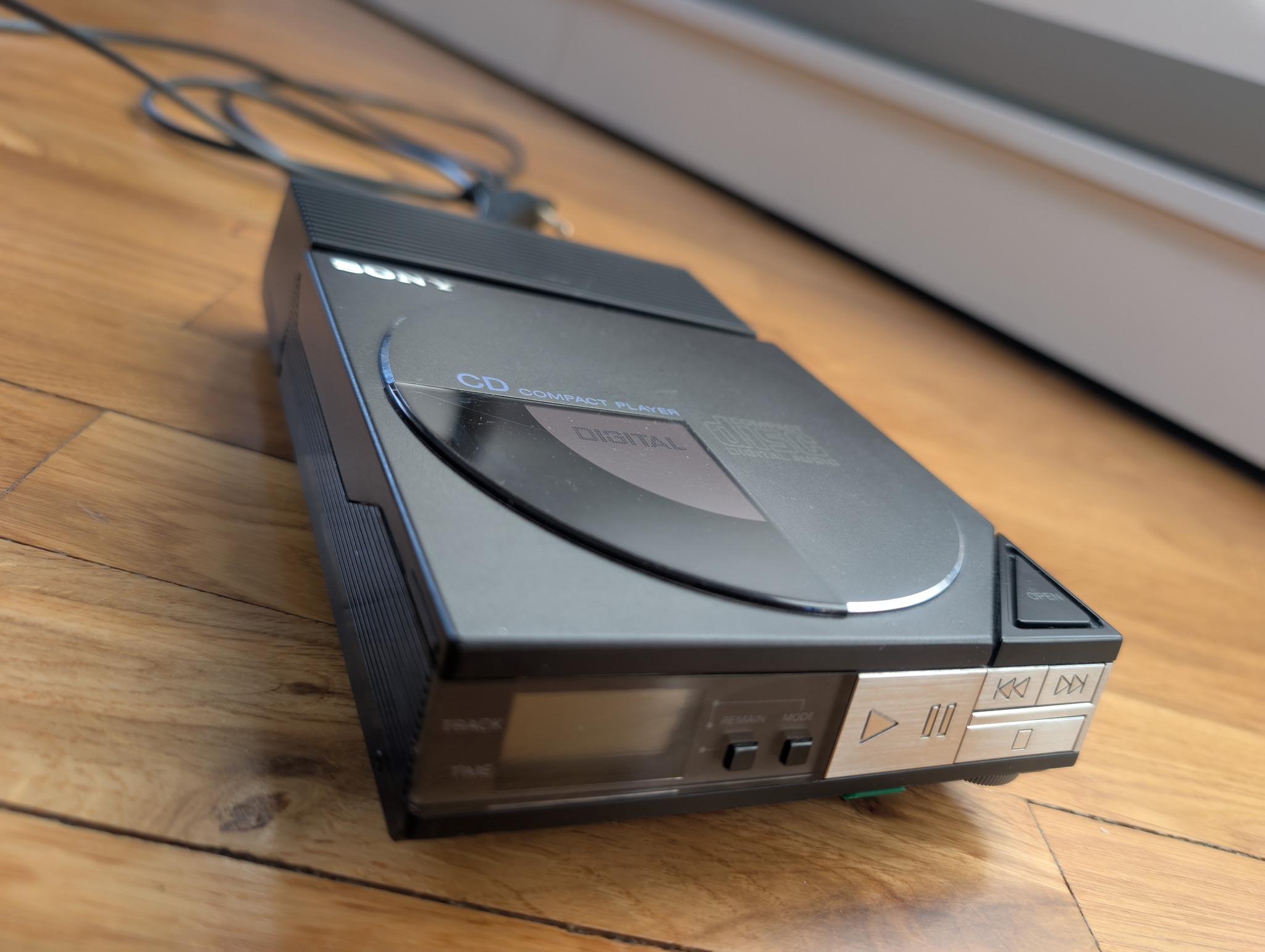 1995年 SONY Discman - Portable CD-Player with GPS. D-901NV。