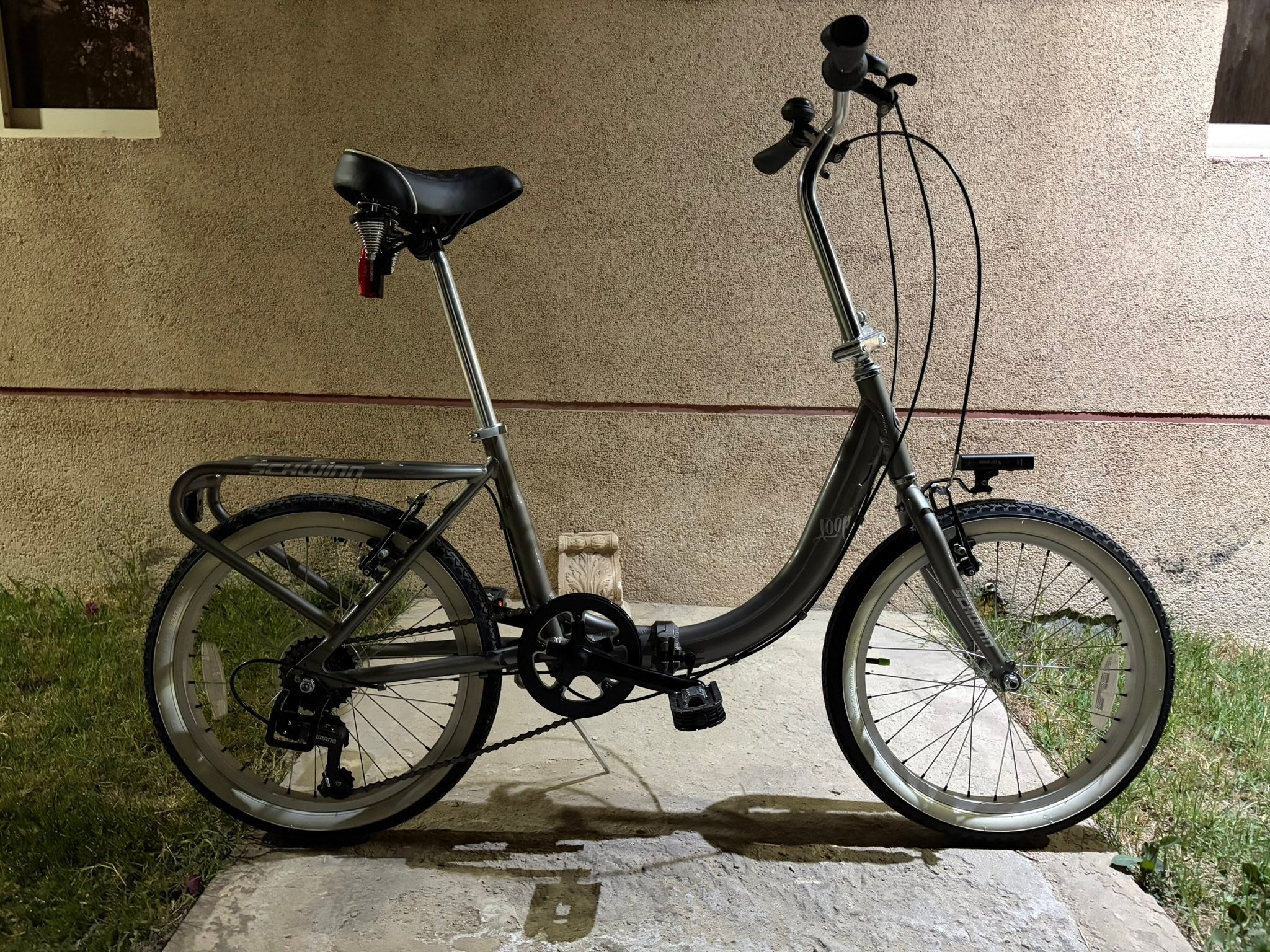 schwinn folding bicycle Loop Bike, 20 Inch Bike for Adults and Kids, 7 Speed, Lightweight Aluminum Folding Frame, Integrated Rear Carrier, Front and Rear Linear Pull Brakes, Foldable Bikes for Adults Enjoy confident control with reliable braking and an easy Schwinn Loop Adult Folding Bike