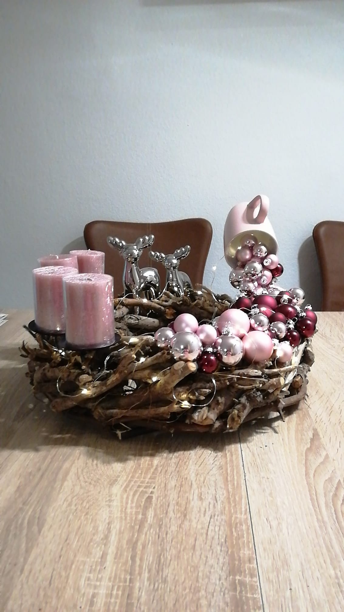 Welcher Adventskranz zieht bei dir dieses Jahr ein? ❄️ Bist du Team traditionell oder länglich? Gestalte dir jetzt deinen eigenen unter https:// kik.li/32gthum 🌟