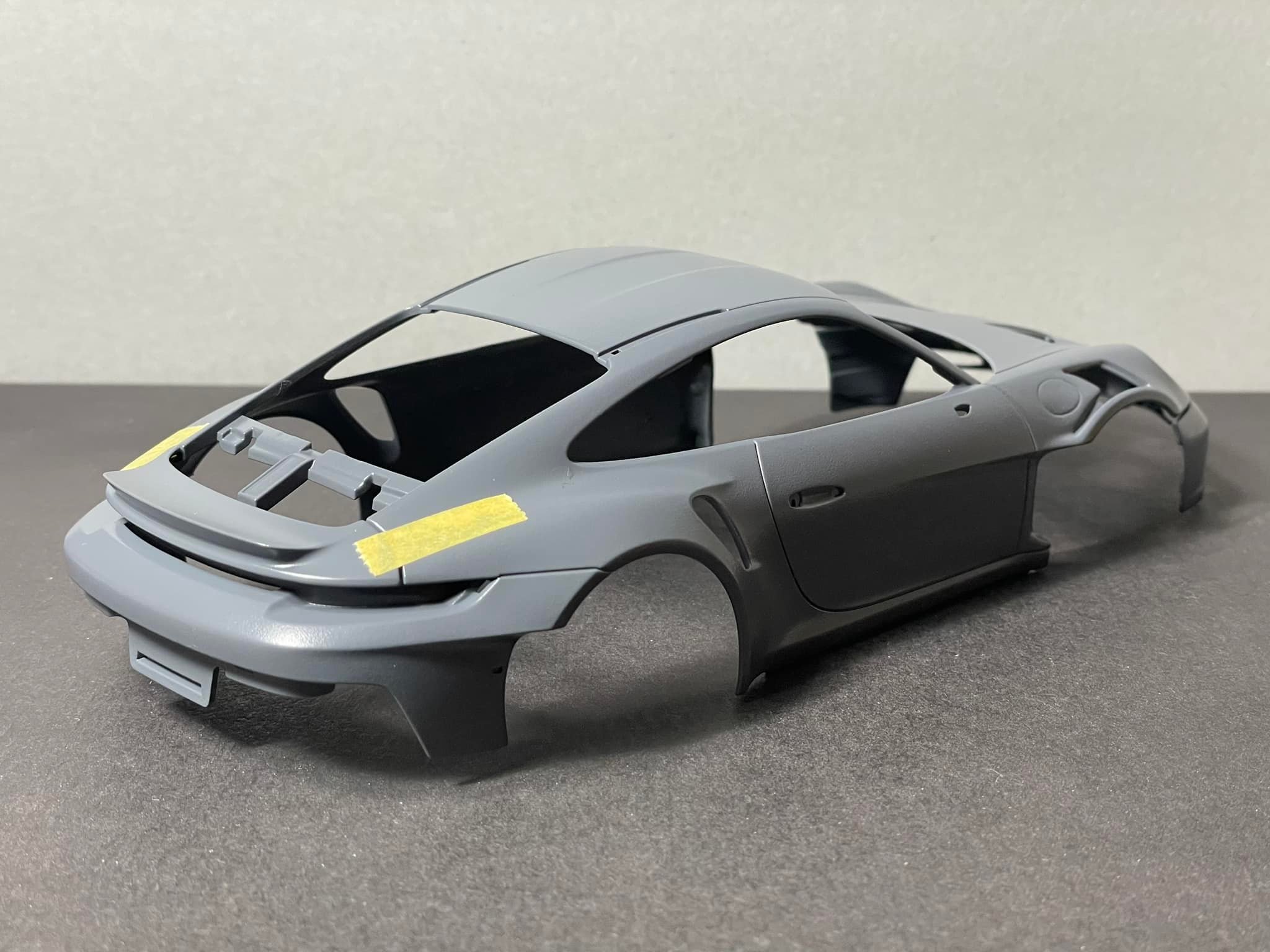 タミヤ1/24 ポルシェ911GT3RS ボディベースコート＆シャシーの塗装
