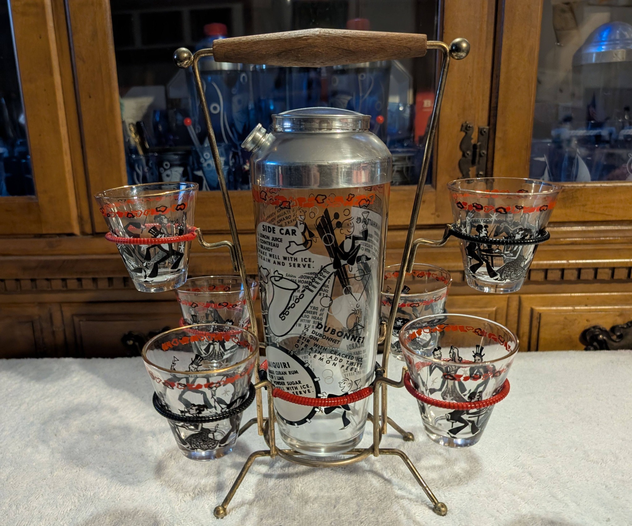 Cool jazz age hazel atlas cocktail shaker, matching glasses and