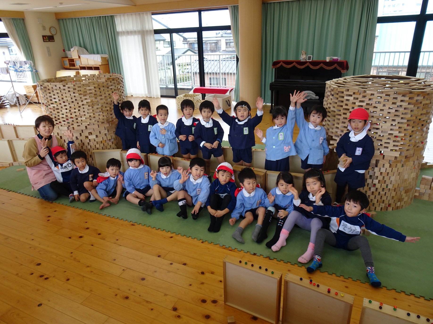 唐津カトリック幼稚園 みんなで力を合わせて 大きなきょうりゅうを作り その後数人のグループに分かれて図鑑を見たりし Facebook