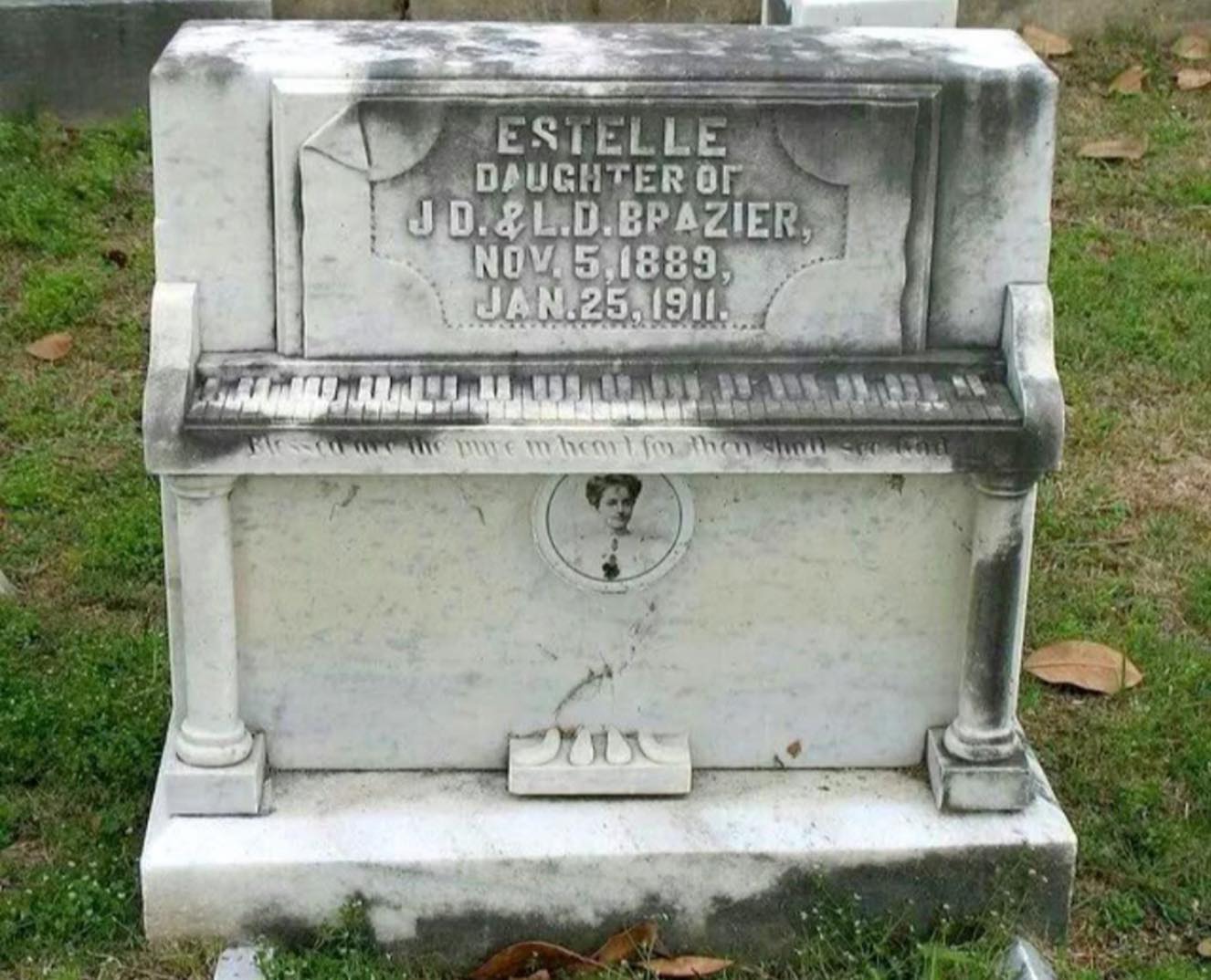 Piano-shaped tombstone of Estelle H. Brazier in Vicksburg, Mississippi