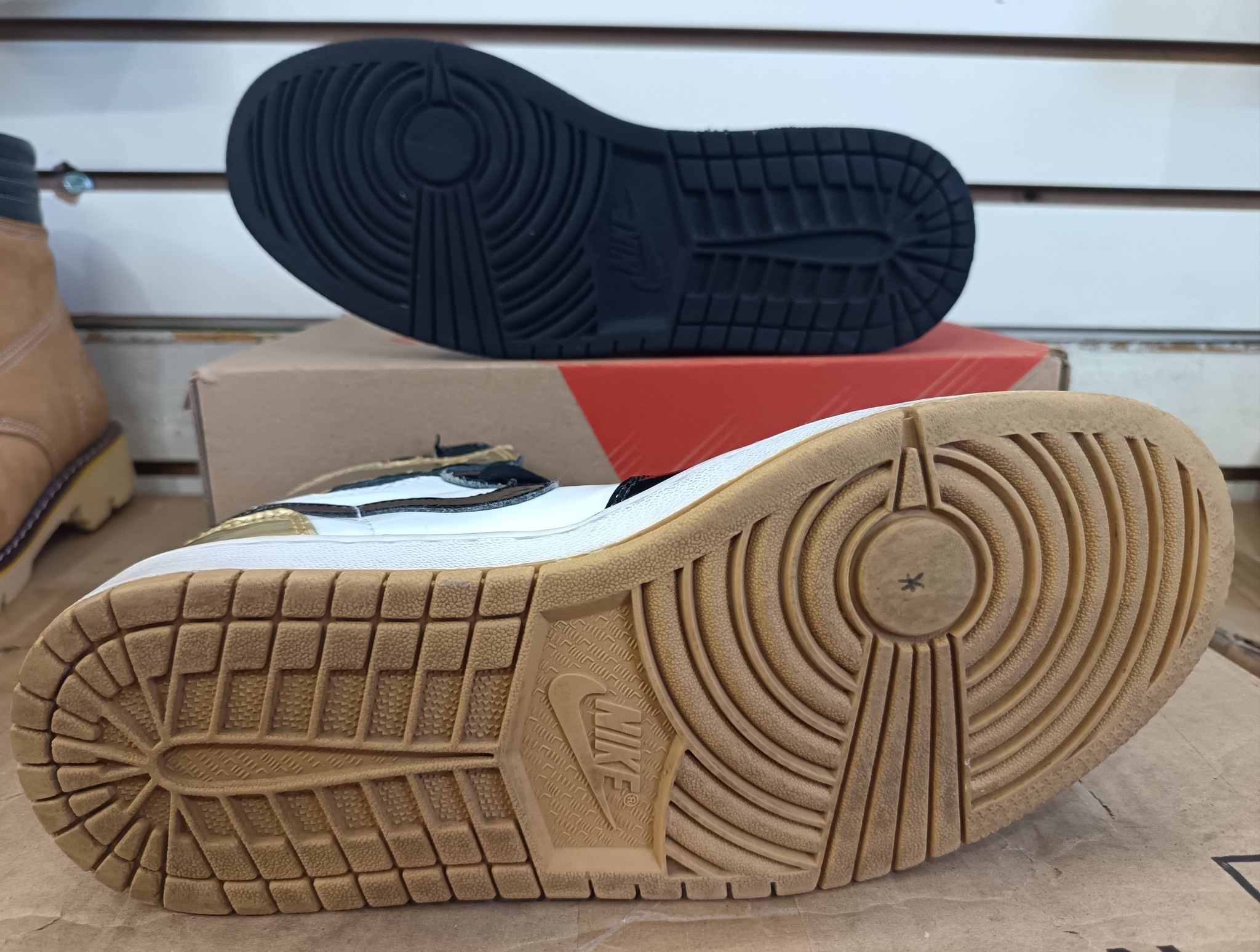 ? Vendo Tenis Nike Air Jordan 1 Retro OG High Gold top 3?