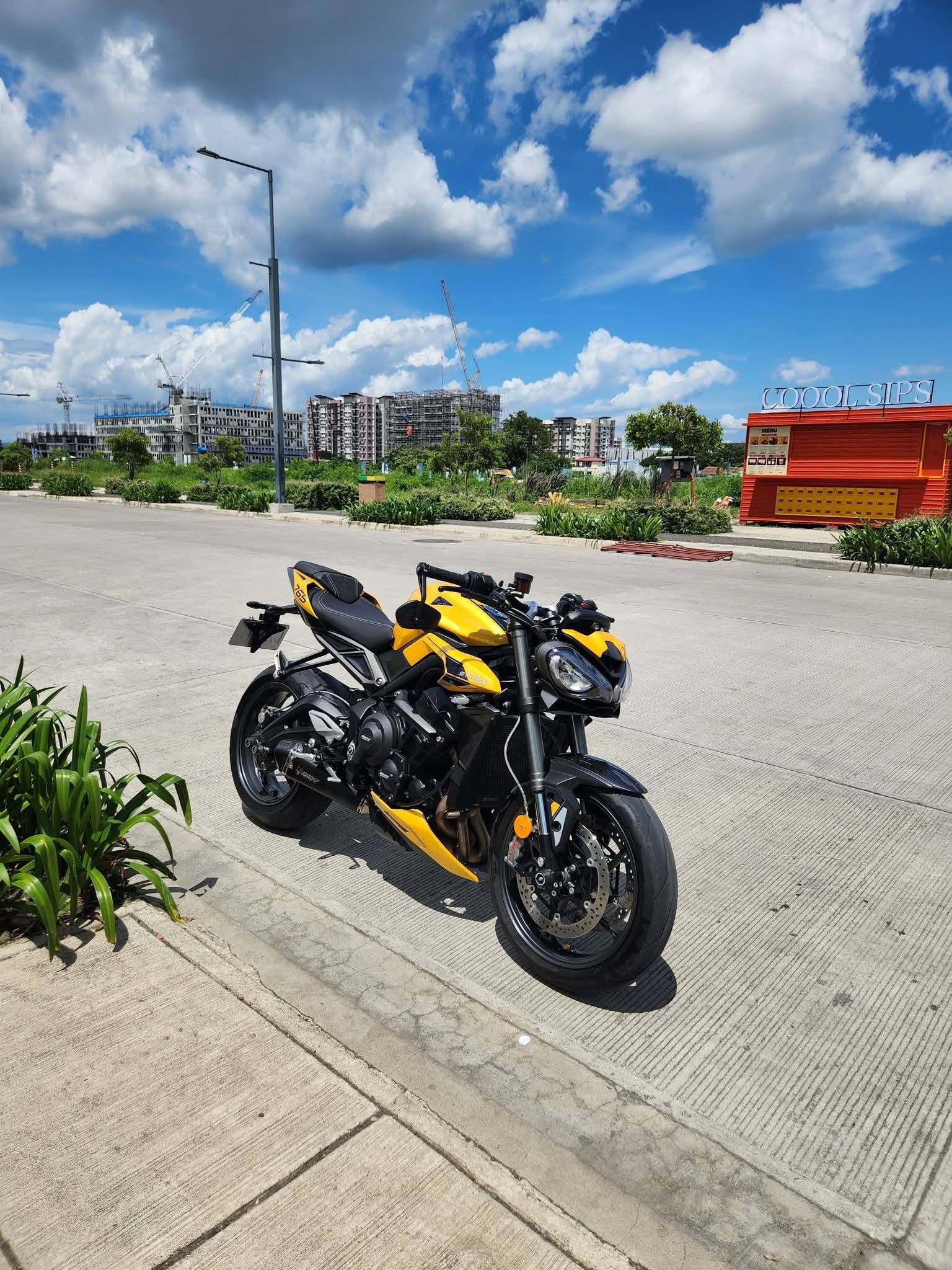 Which bike is better for track use, the Triumph Street Triple 765