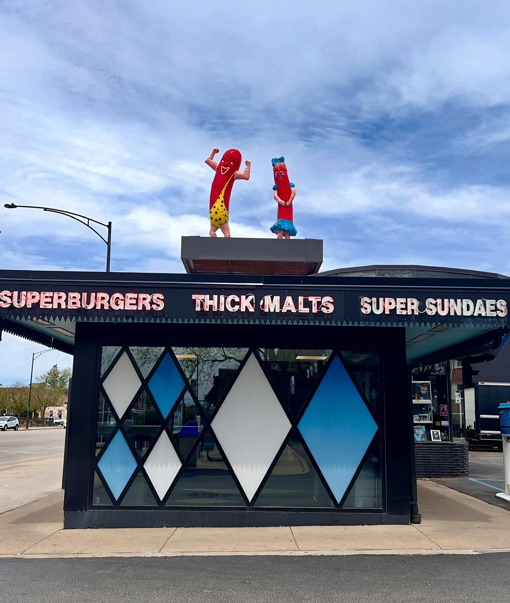 Let's go to Superdawg! 🌭🏙️🍔 📍 6363 N Milwaukee Ave, Chicago, IL
