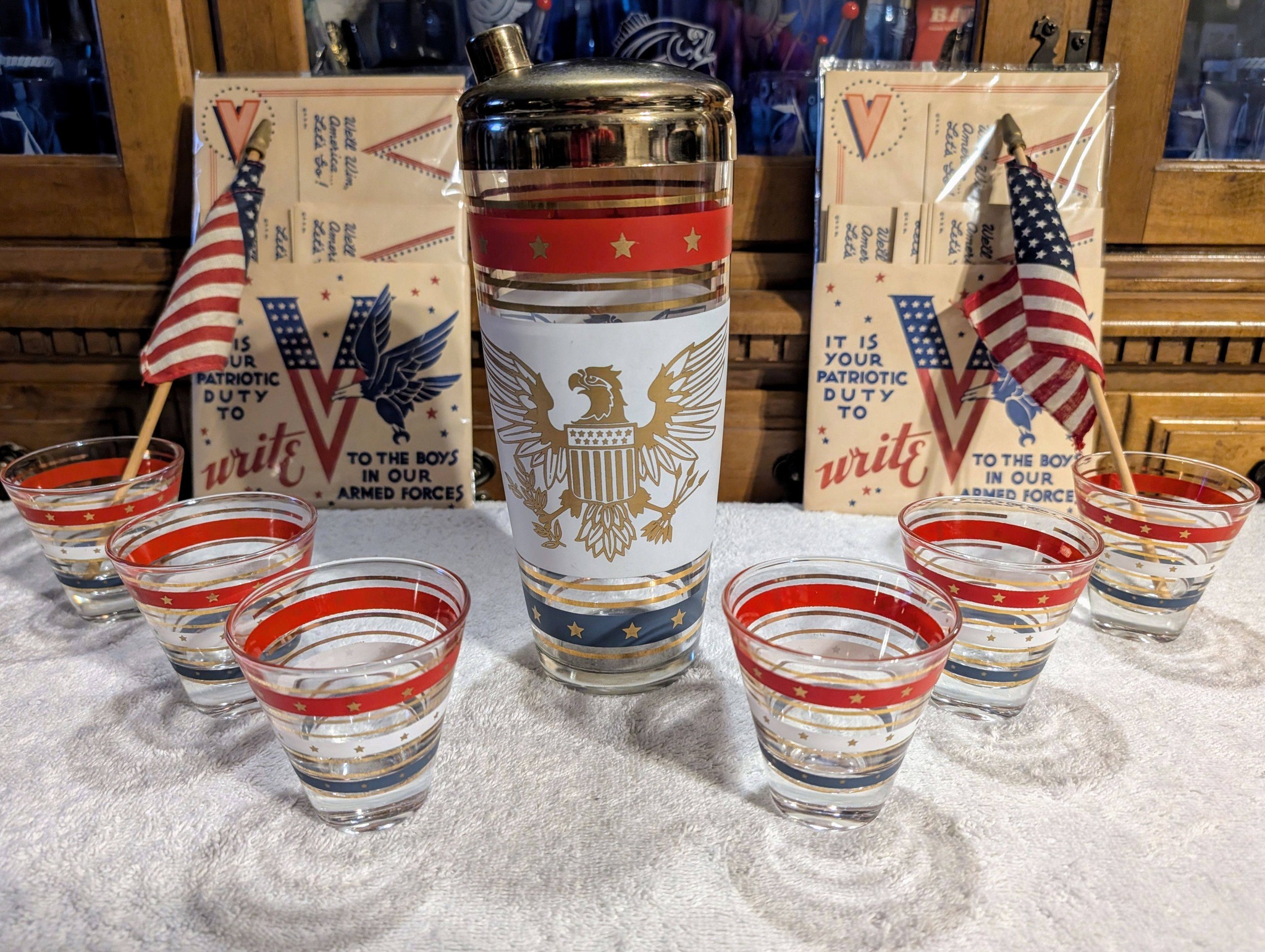 Vintage patriotic cocktail set on display display picture 1