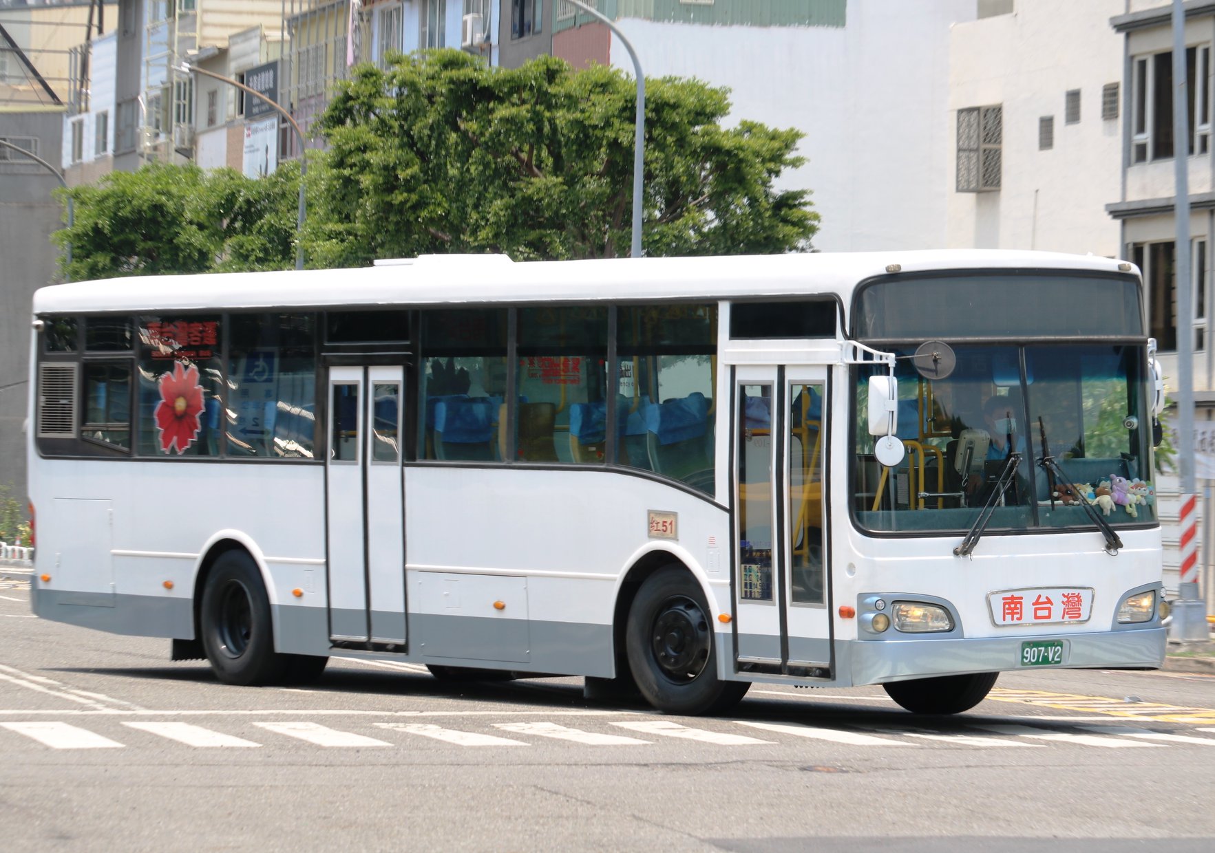 熱血的天空 南台灣客運近期向新店客運購置5輛屆齡除役的hino市區公車來汰舊 並配置於行經高雄火車站 台鐵新左營站 Facebook