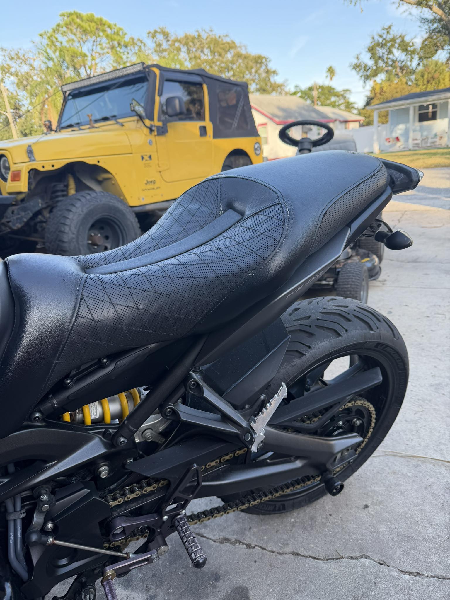 How to easily access spaces under Yamaha MT-09 Gen 1 seat?