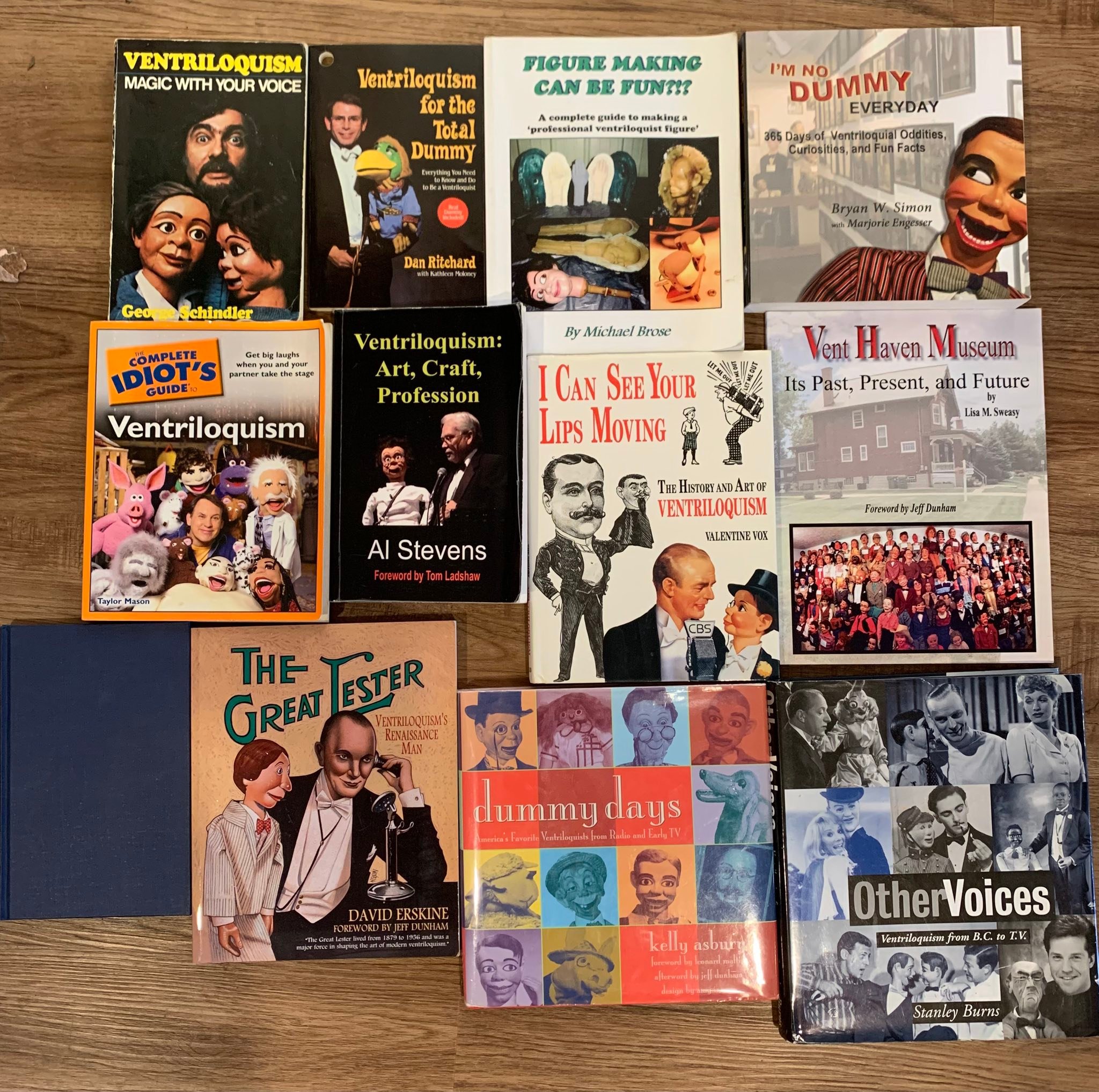 Up for sale is a lot of 12 books about ventriloquism. You will  display picture 1