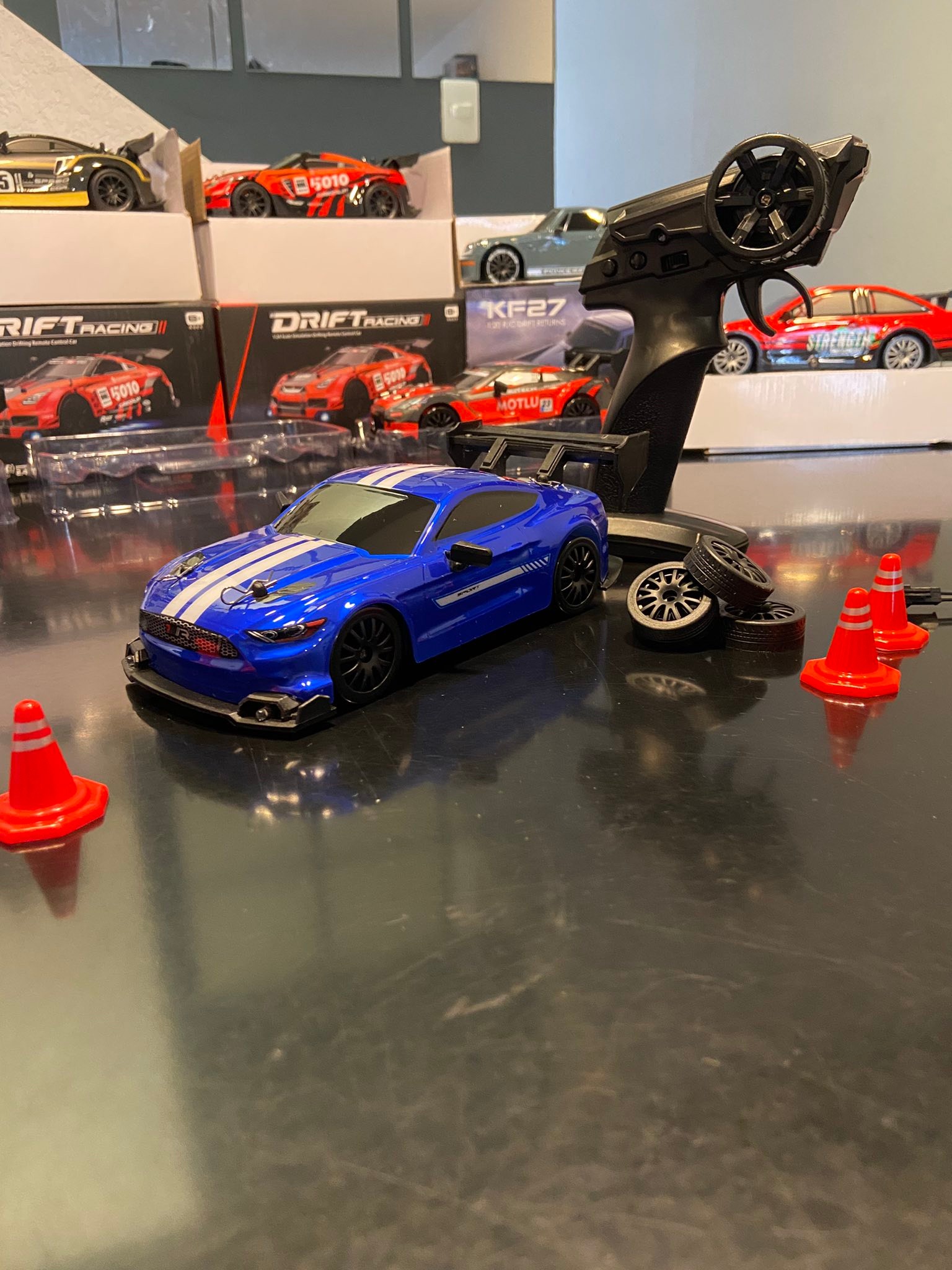 2.4 GHz 4WD Coche de carreras todoterreno de hobby 1: 18 Coche de control remoto a cala de alta velocidad para niños - China Mostor Truck y Dert Racer precio