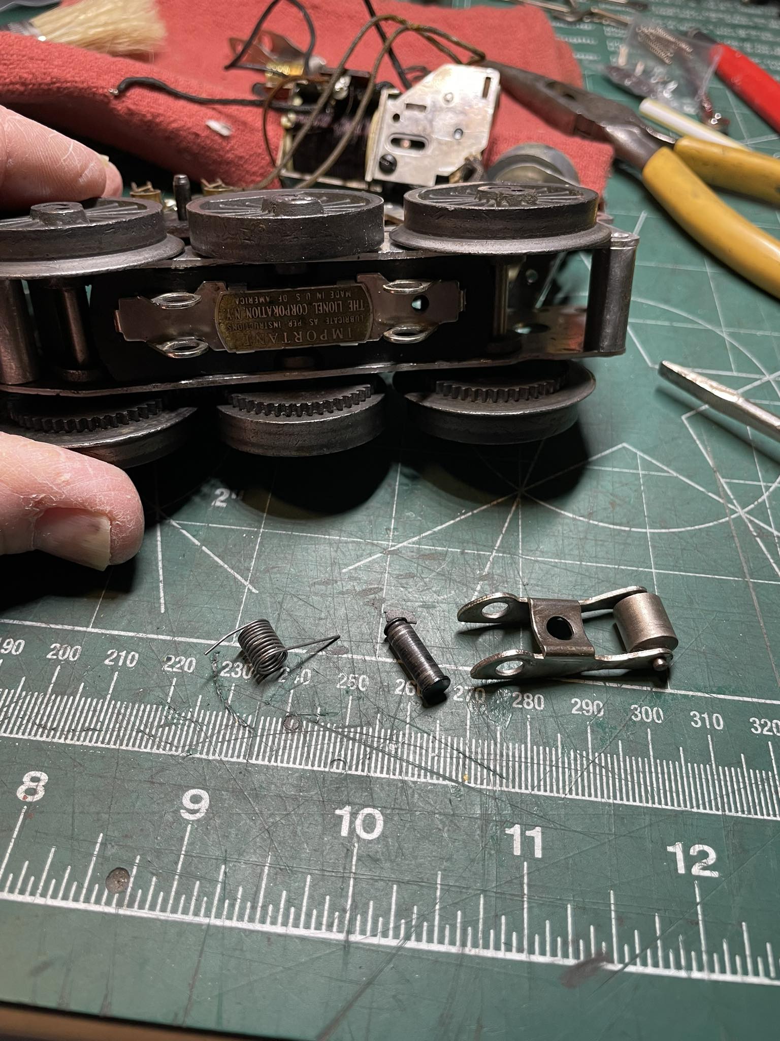 Lionel 480-16 KNUCKLE SPRINGS to repair Lionel coupler's on Lionel