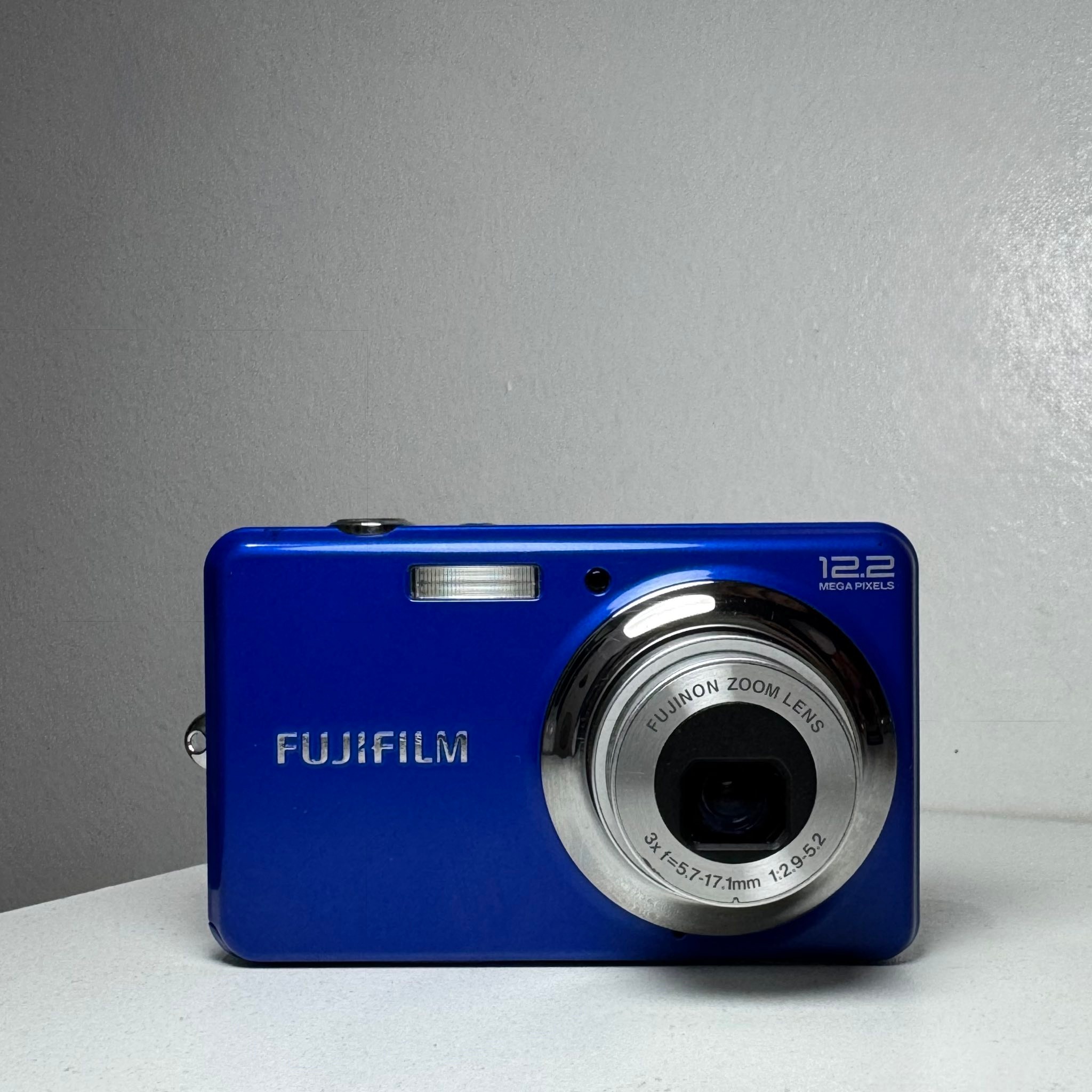 FUJIFILM FINEPIX J30 ? SOLD‼️ SOLD‼️ Specs: • 12.2 MP CCD 