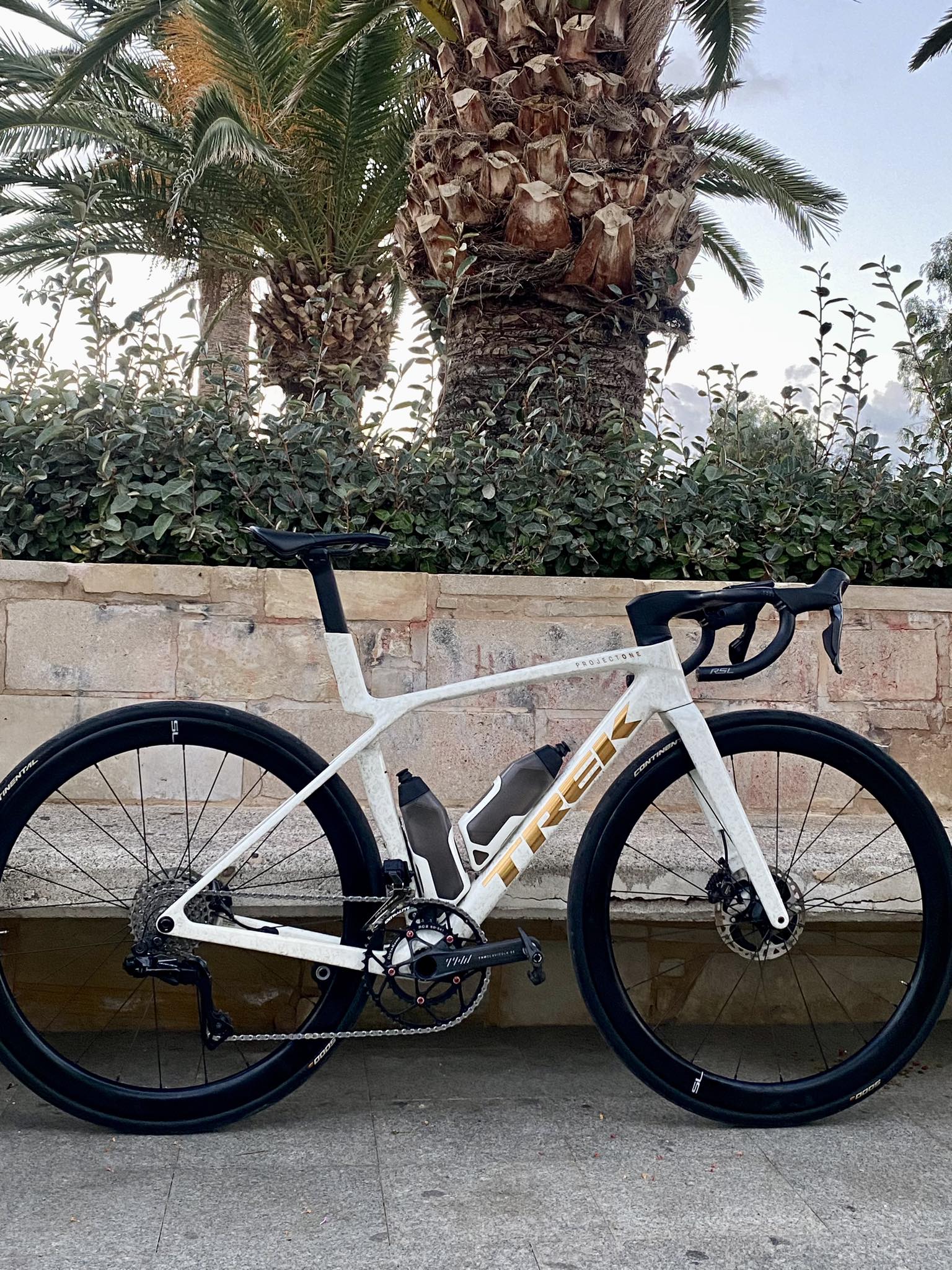 What is the weight of a Trek Madone SLR with Ultegra 12s in size 54?