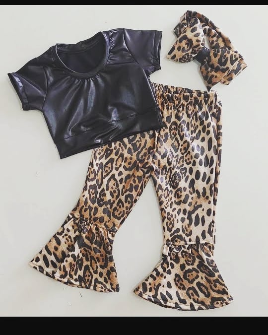 Clubinho - Calça fler oncinha + Croped cirre/ R$ 85,00 . . •TAM. 1 Ano ...