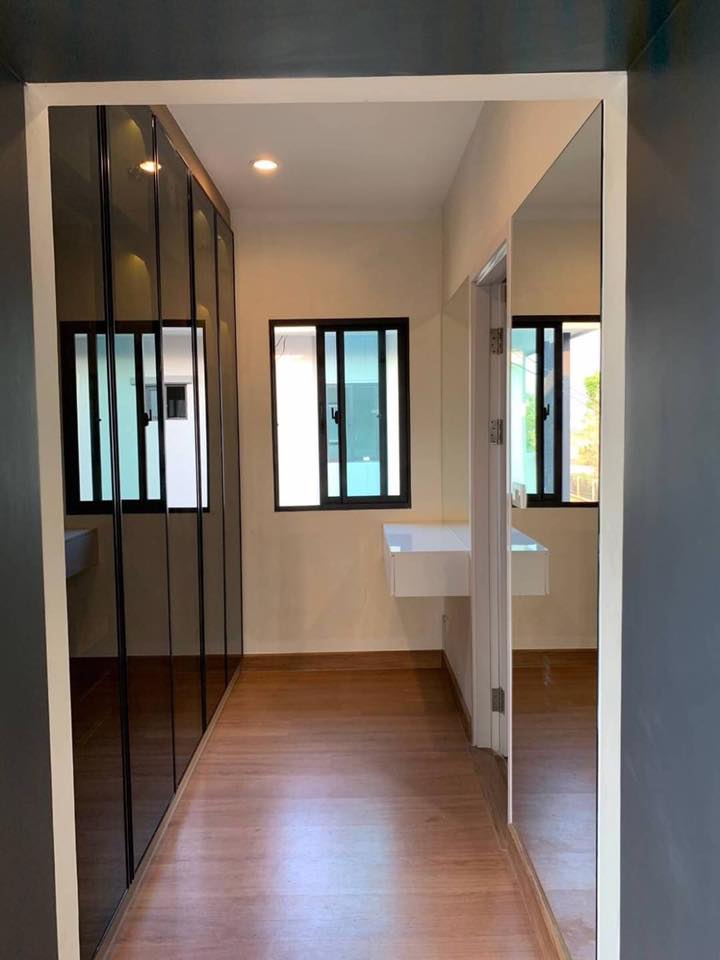 รับทำ Walk in Closet เฟอร์นิเจอร์ ออกแบบ ตกแต่งภายใน Built-In บ้านและคอนโด