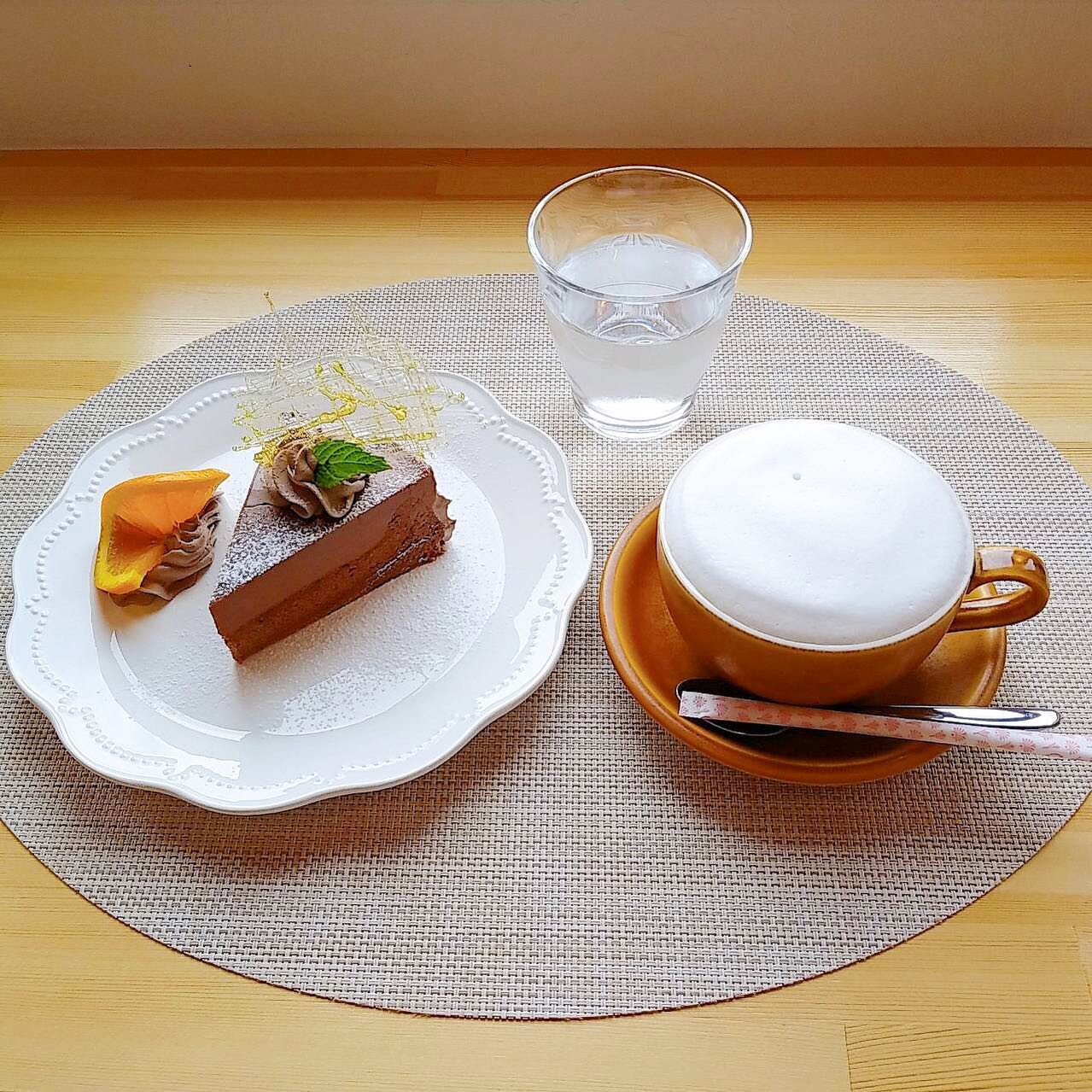 美保野の丘cocode Coffee 本日もたくさんのご来店ありがとうございました 明日1 13は月曜日ですが 祝日のため営業します ご来店をお待ちしております カプチーノとチョコレートケーキは 最近お気に入りの組み合わせです 是非 ココデ