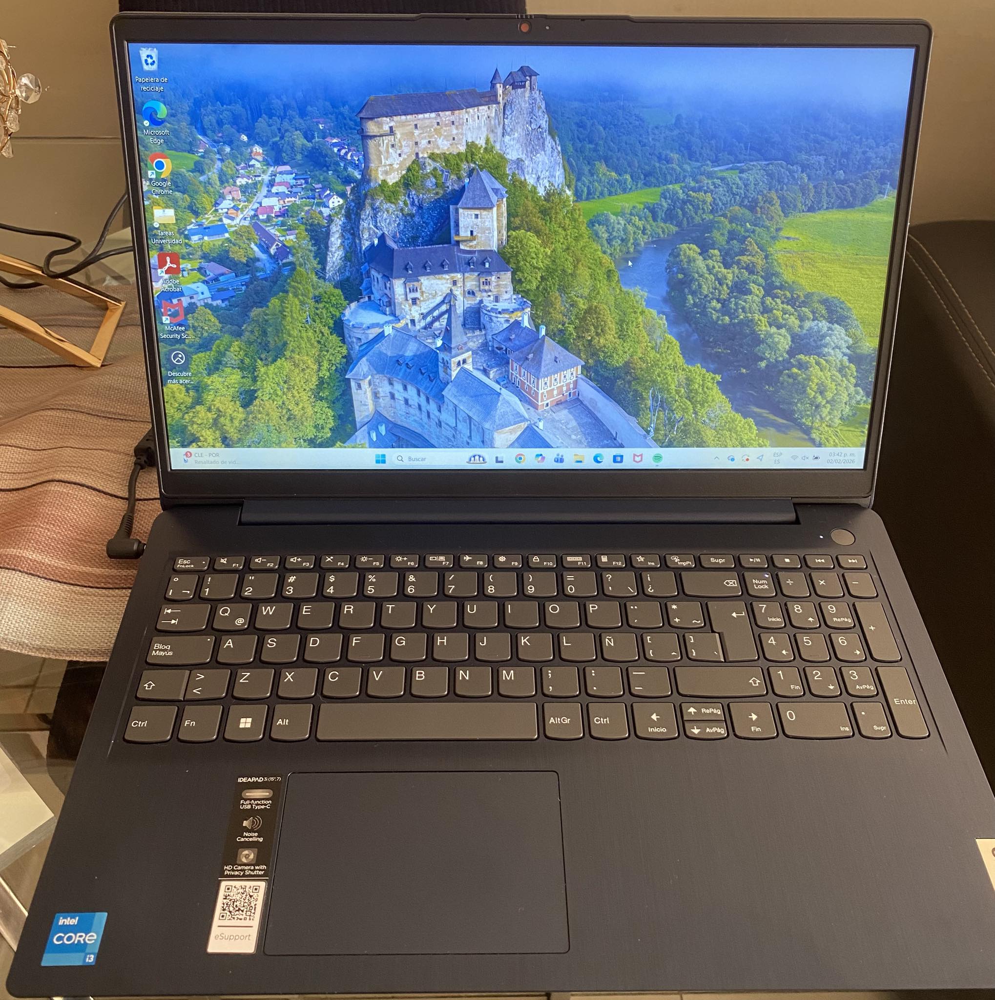Cuenta con una pantalla táctil QLED Full HD de 13.3 pulgadas 