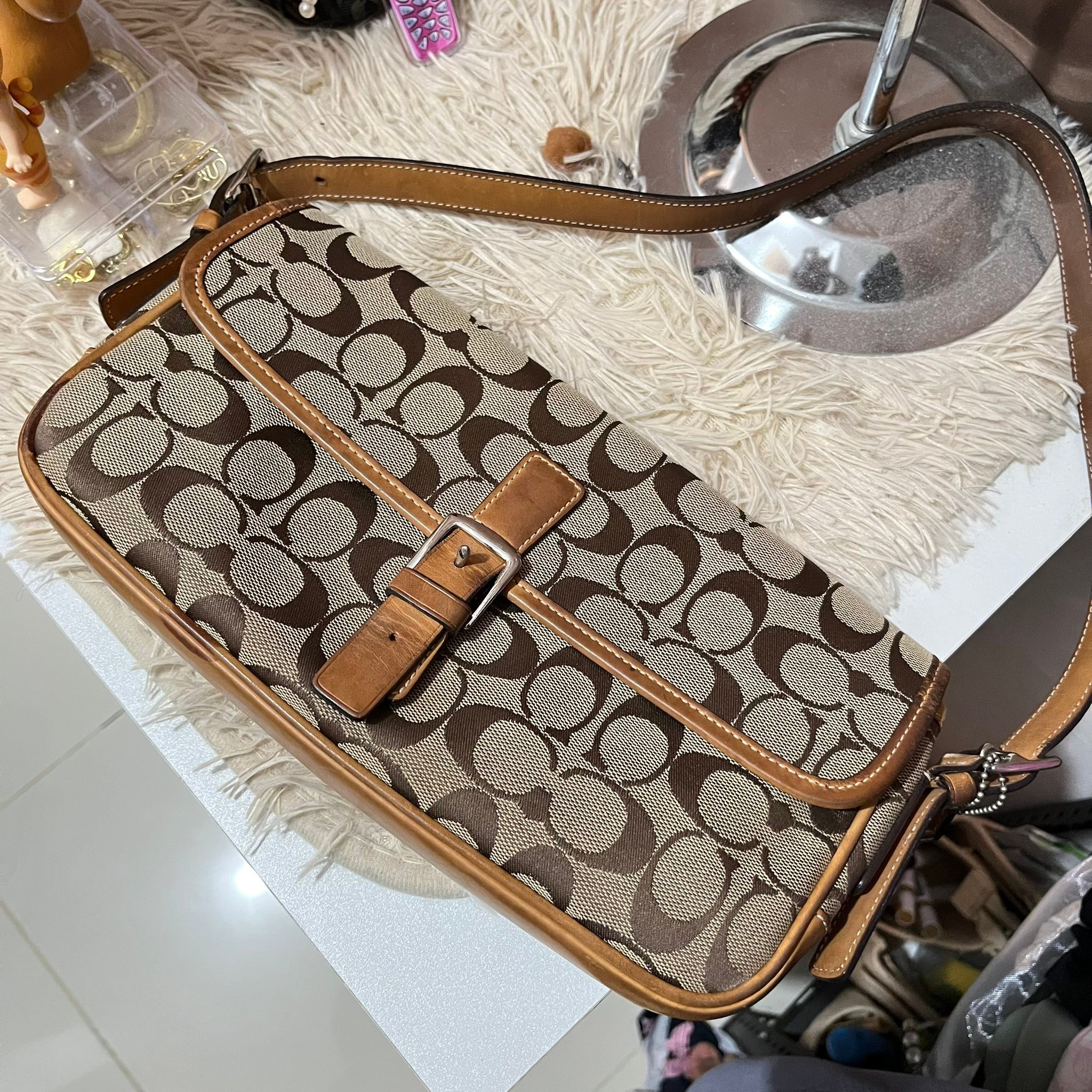 COACH Signature Canvas Shoulder Bag ?✨ Serial number: IOJ-6095 