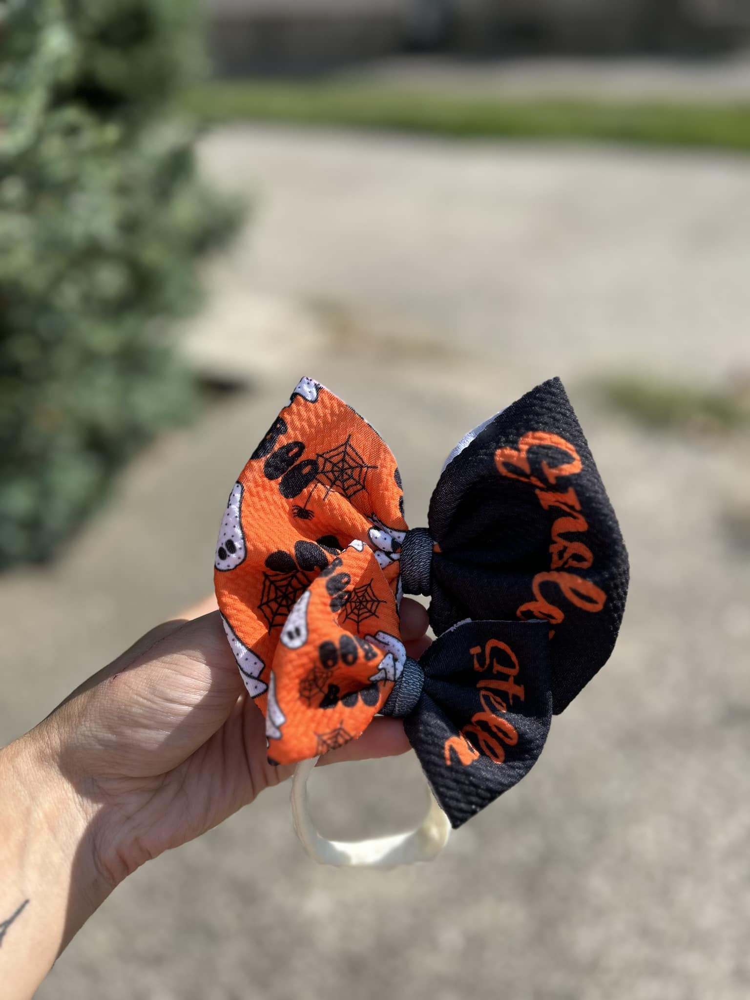 Brady's Western Bows offers custom cowhide name bows
