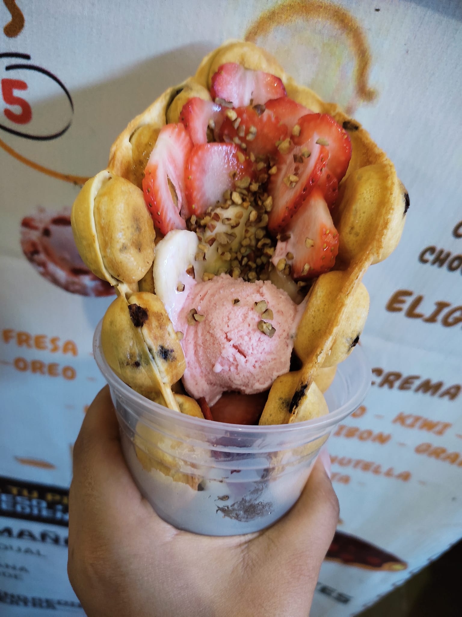 Bubble Waffles - Bubble waffle relleno de chispas de... | Facebook