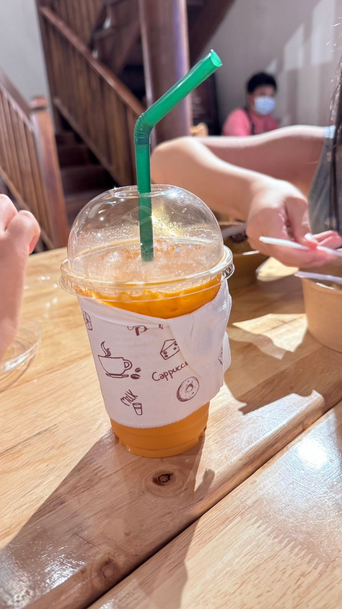 那些天喝的泰奶。以前在台灣的泰國餐廳喝泰奶只覺得好甜…一到泰國怎麼覺得泰奶好好喝🤣🤣🤣回家也帶了很多包沖泡的… | Facebook