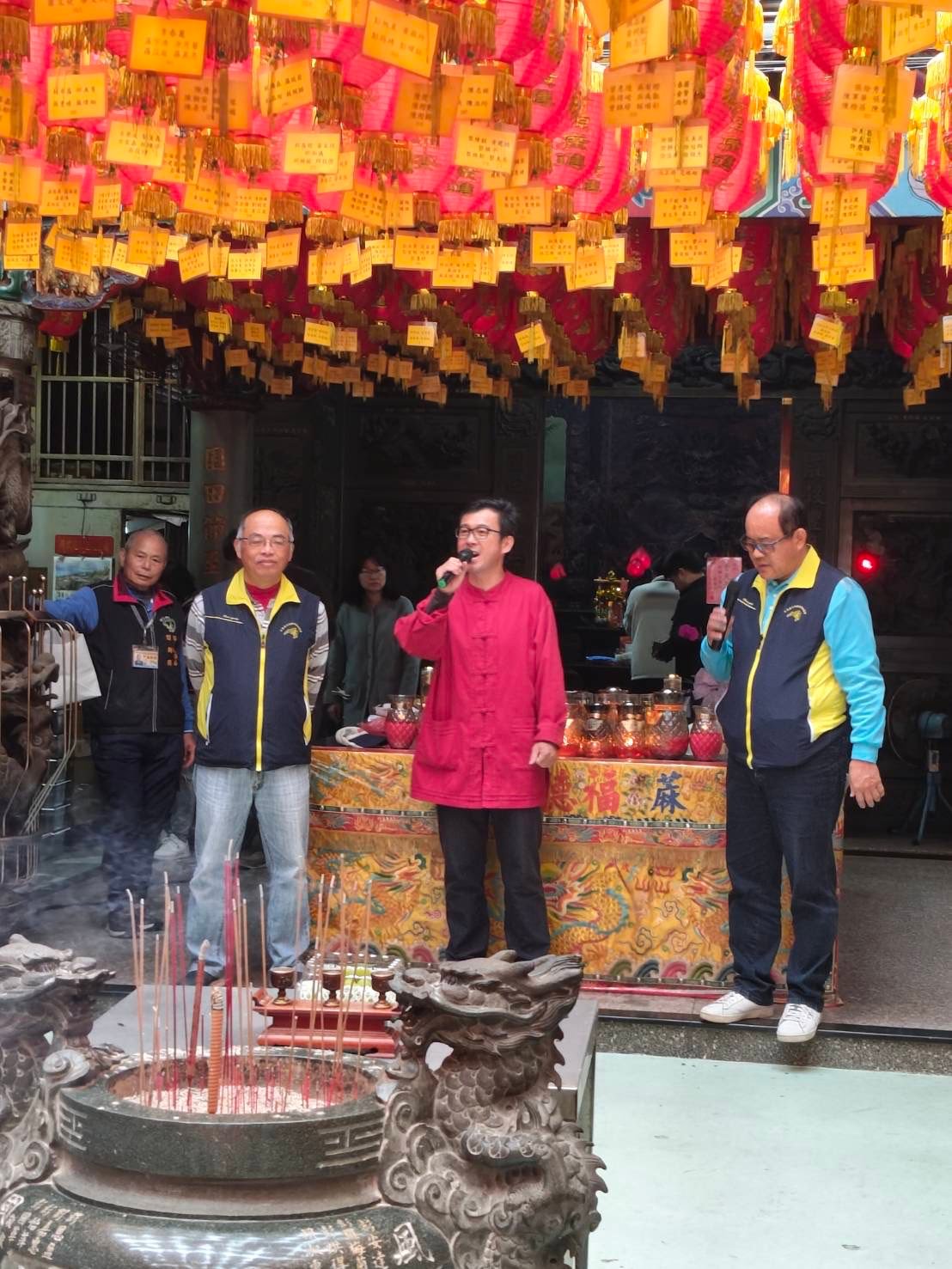 鍾文海 - 歲末年終大小場春聯活動，已經超過20場了，最後一哩路了⋯為自己加油打氣👏... | Facebook