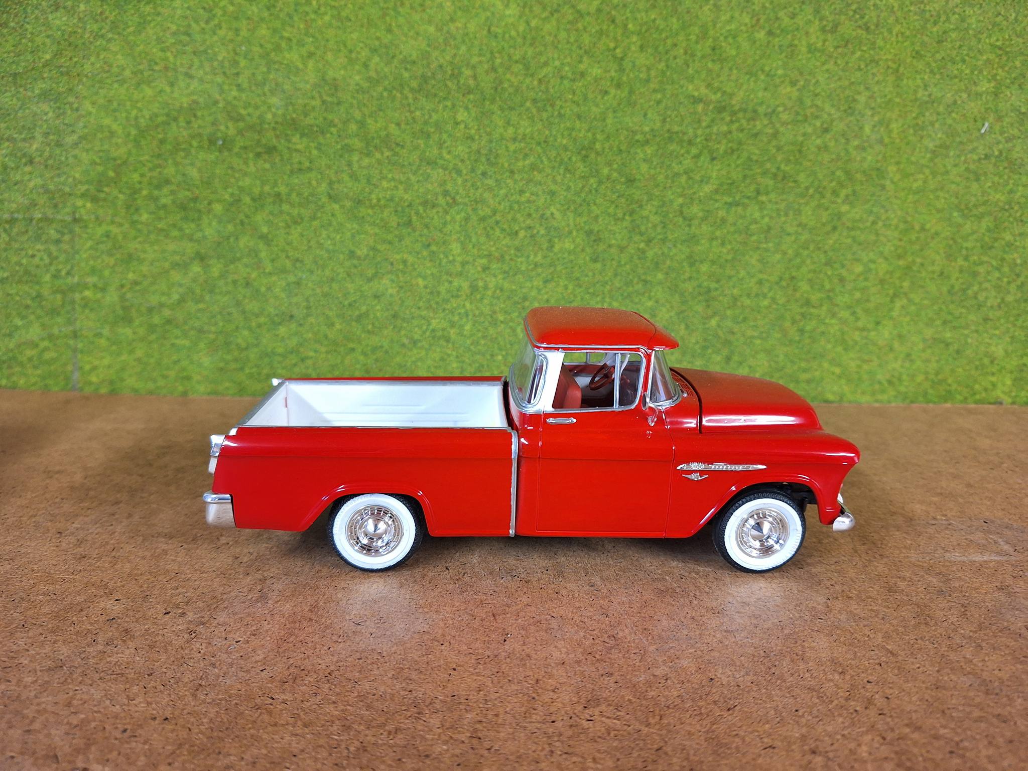 Amt ertl 1/25. 1955 Chevrolet Cameo pickup. Built 1992