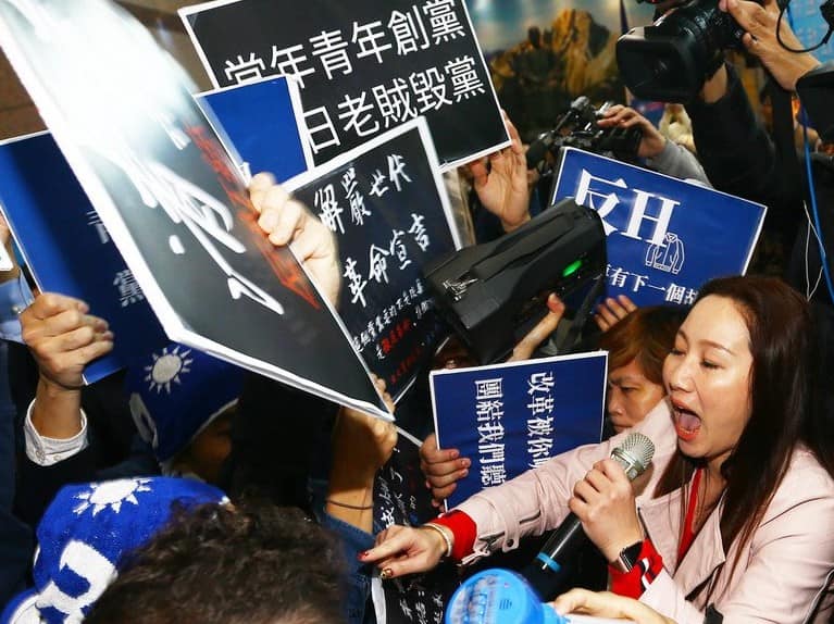 資深媒體人 翟翬 - 怨氣未消？ 亦或有更深政治意涵？ ~ 國民黨選後內閧，選前投靠郭董的青年軍竟回來大鬧... | Facebook