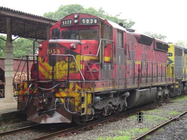 TRENS DE CARGA - EMD SD18 A EMD SD18 é uma locomotiva... | Facebook