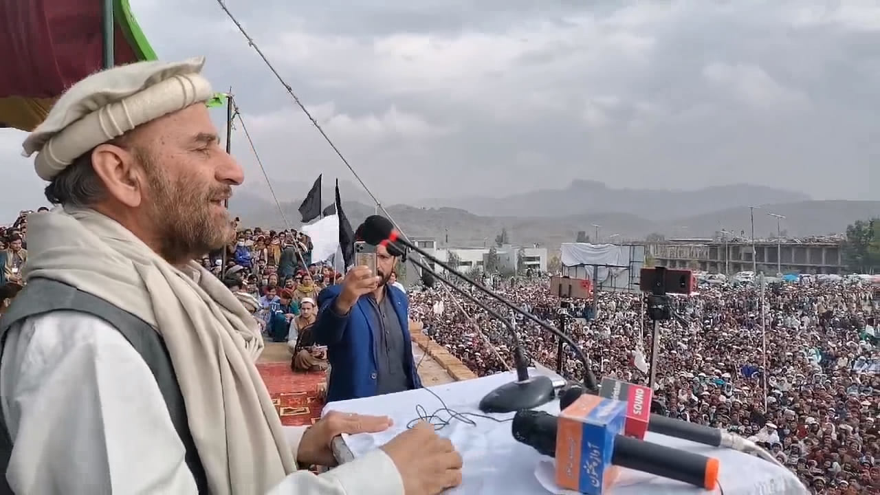 د اتڼ په مخه ستاسو خپل مفتي معراج يم، او زه پخپل دغه دود وياړم، پروفيسر ...