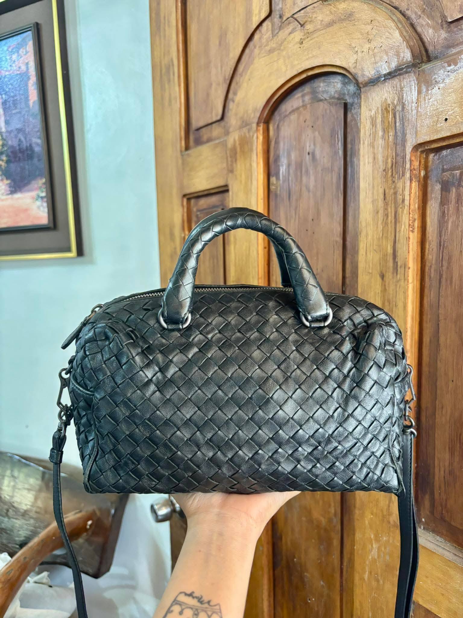 For Sale - Authentic Bottega Veneta handbag - Black intrecciato 