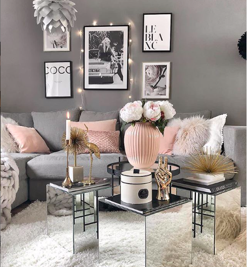 Rosa und grau = 😍 (wie wir finden) Wie gefällt es euch?😊 In welchen Farben habt ihr euer Wohnzimmer dekoriert? #wohnzimmer #rosa #grau #traumhaftwohnen #interiordesign #dekoideen Quelle: Pinterest/am