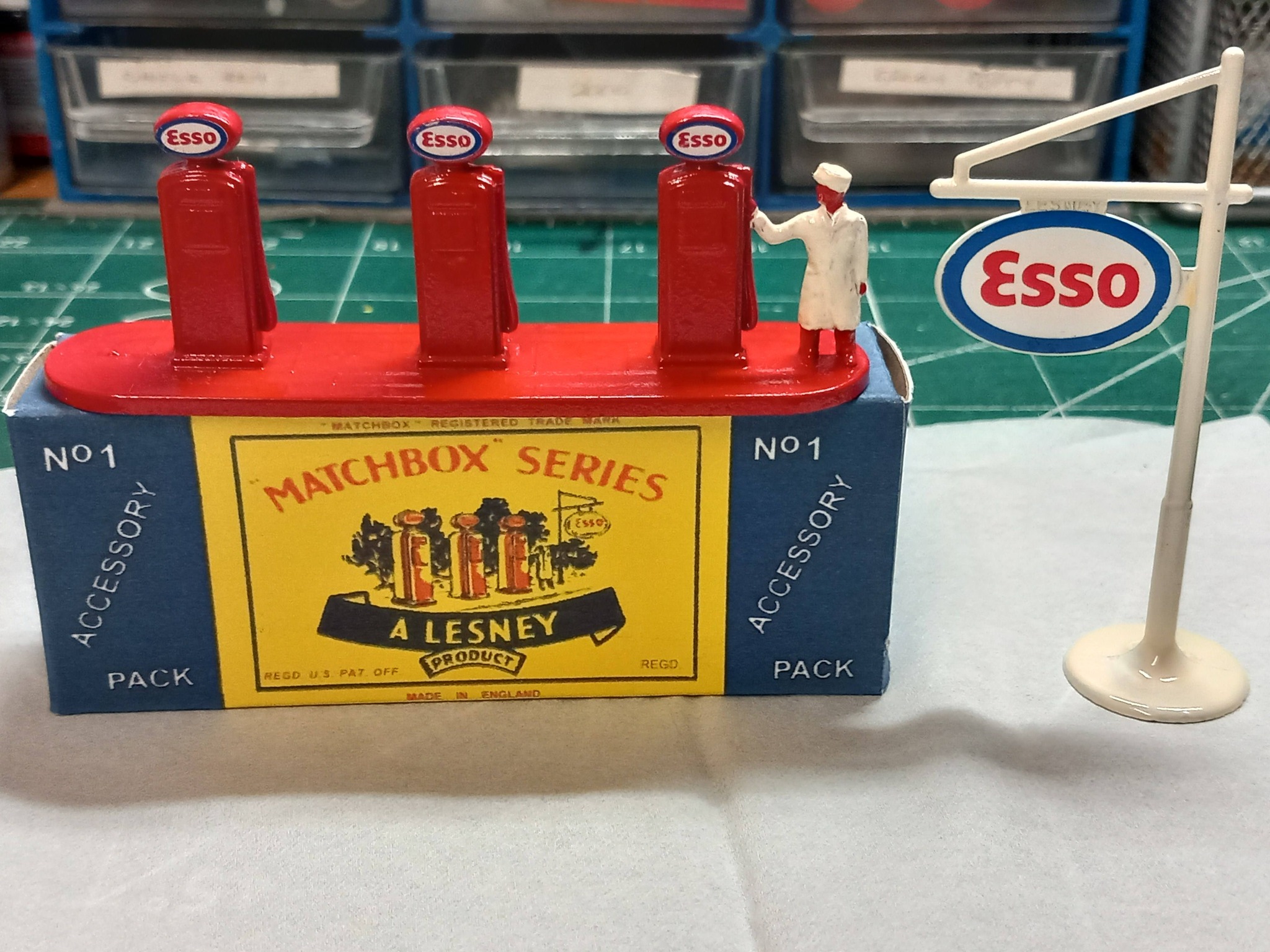 Matchbox Accessories A1-A Petrol Pumps And Sign 