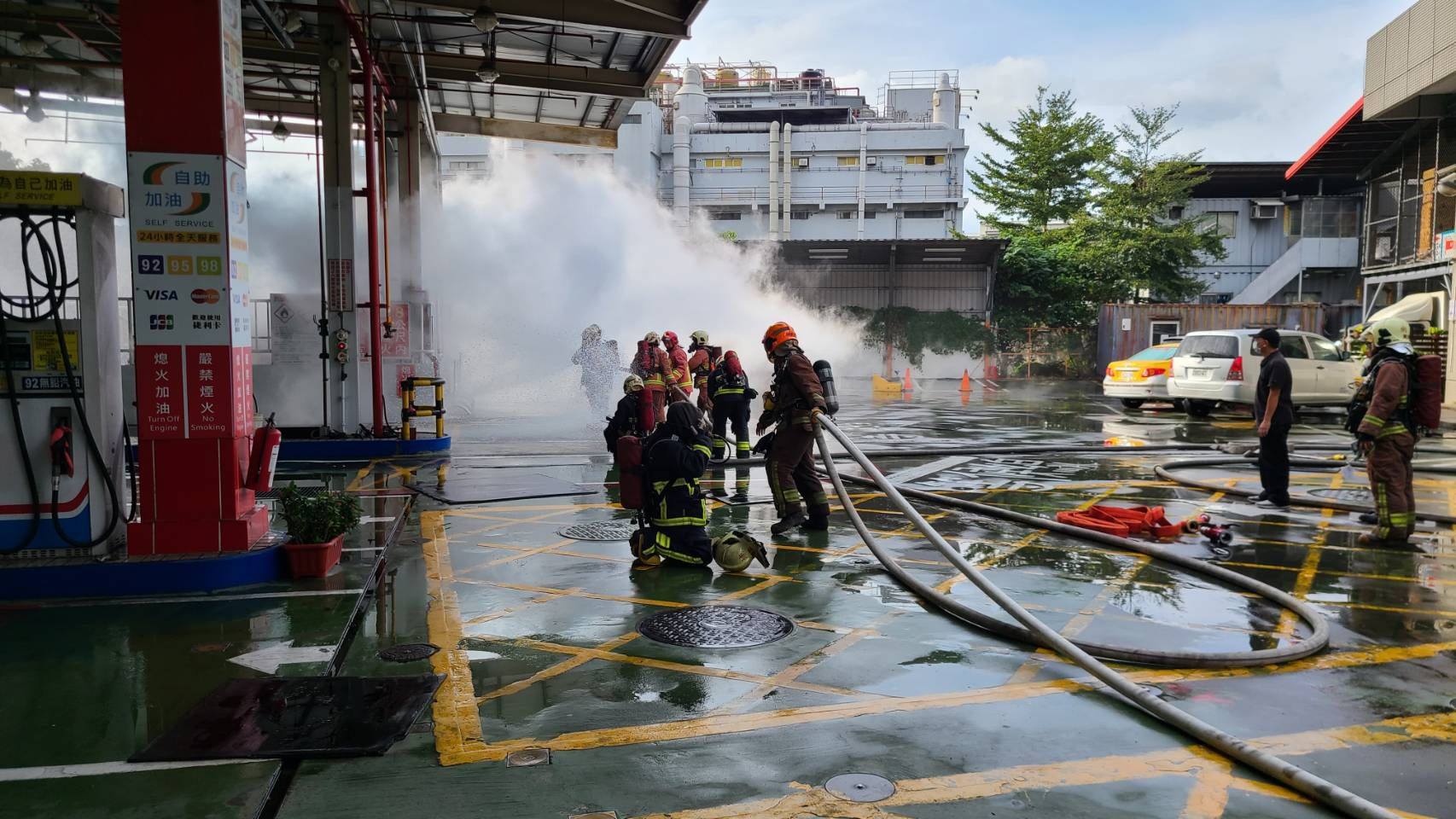 危機解除 土城加油站驚爆瓦斯外洩警消一度封路並派20車 56人因應 上報 焦點