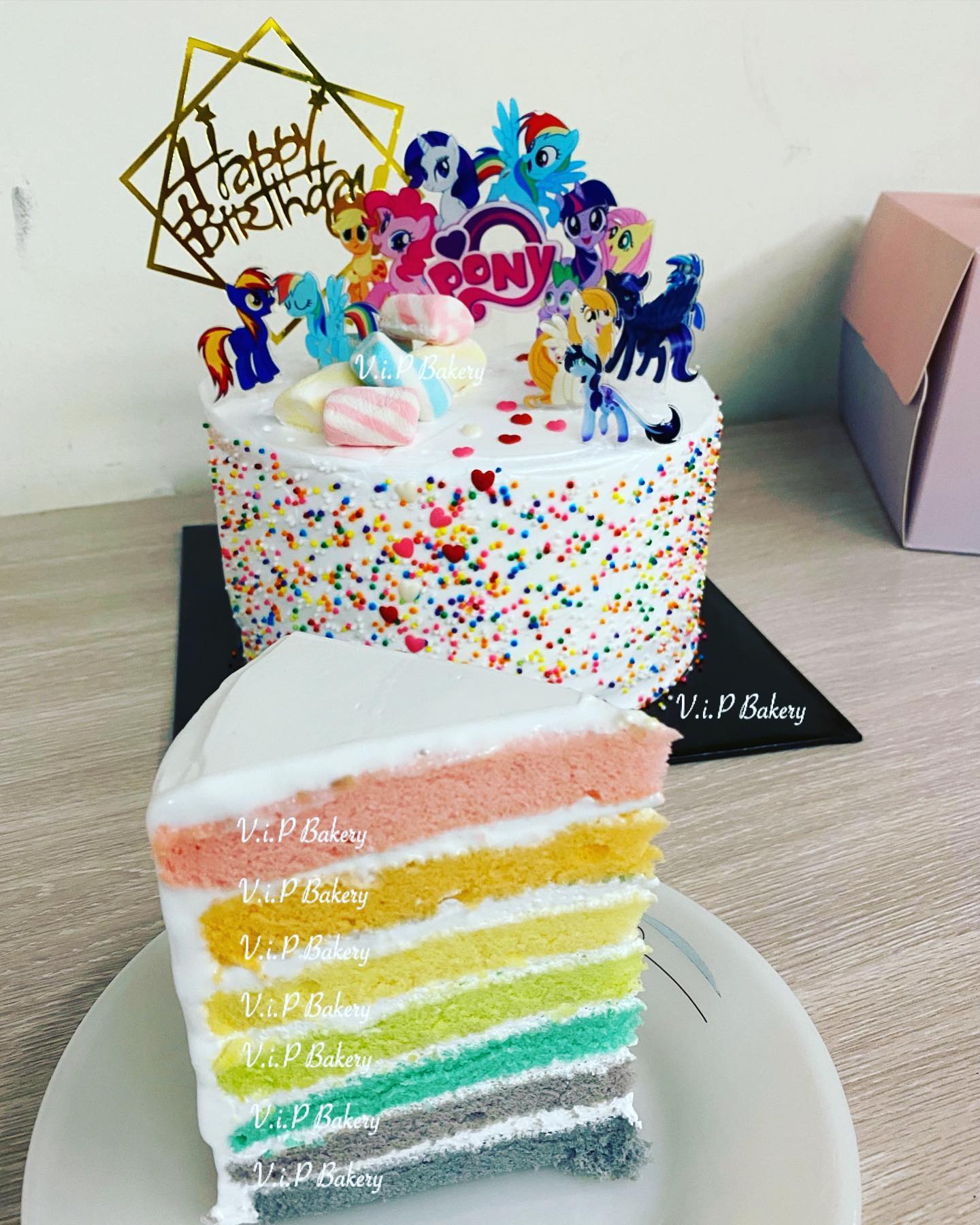 VIP Bakery - 锵锵... 💕 答案揭晓啦... 💕 🌈🌈 彩虹的背后是 ️ ️ Pony小马彩虹蛋糕 🍰 #政府官方宣布 ...