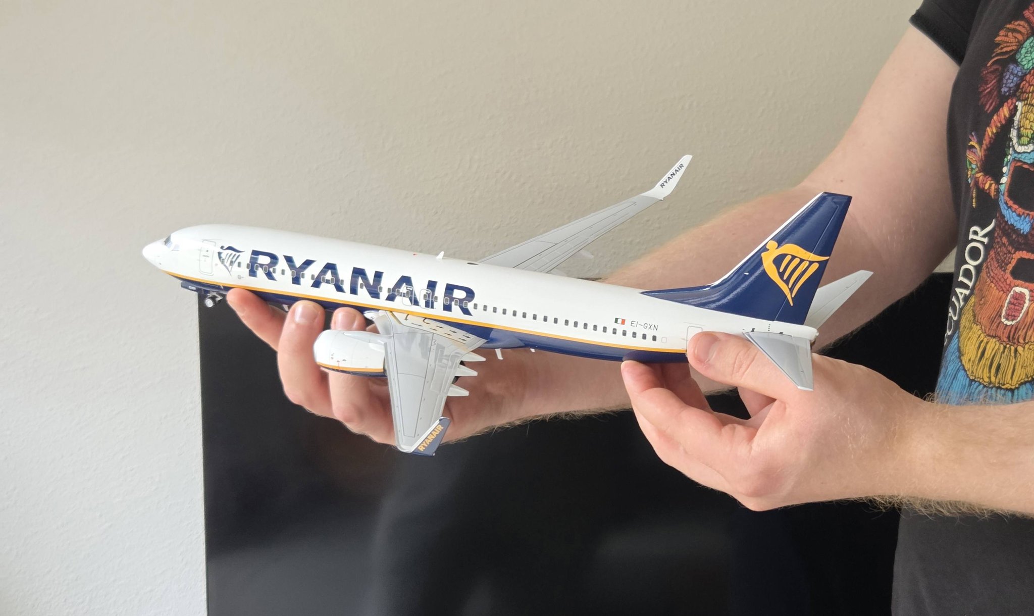 JC Wings' new 1:100 Boeing 737-800 model review