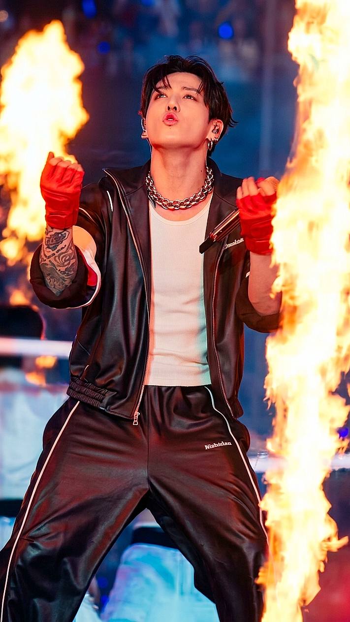 Jungkook shines on stage at BTS World Tour | Stanford, CA