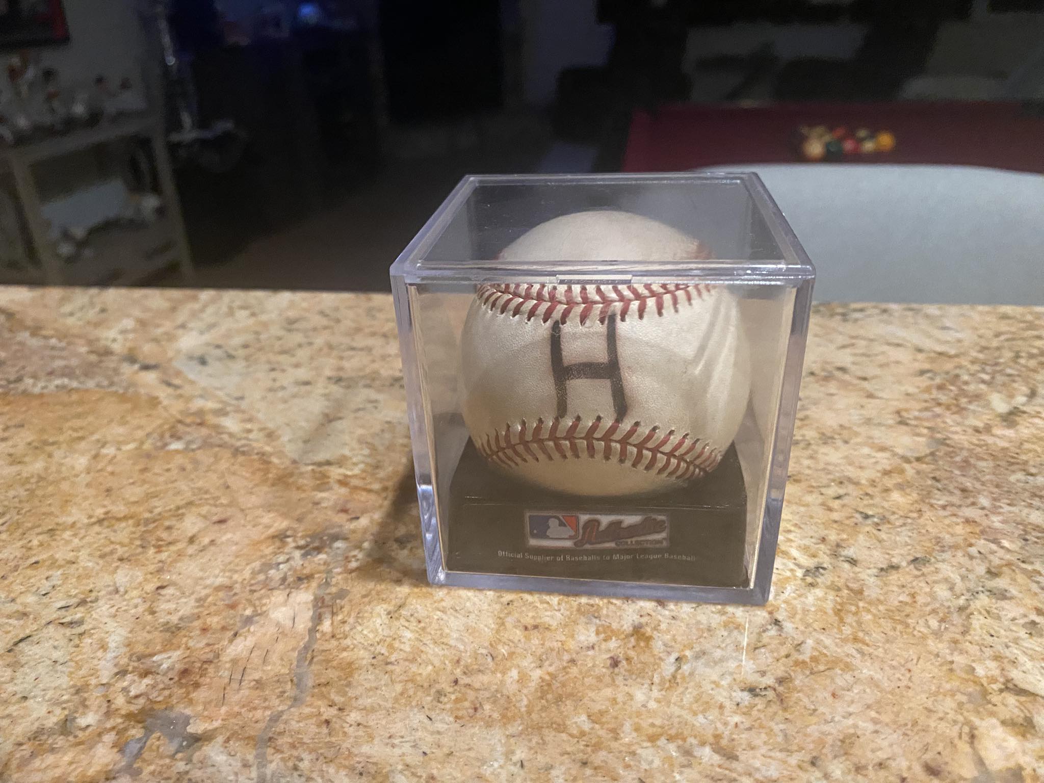 Jeff Bagwell gives ball to 10-year-old fan at Astros game