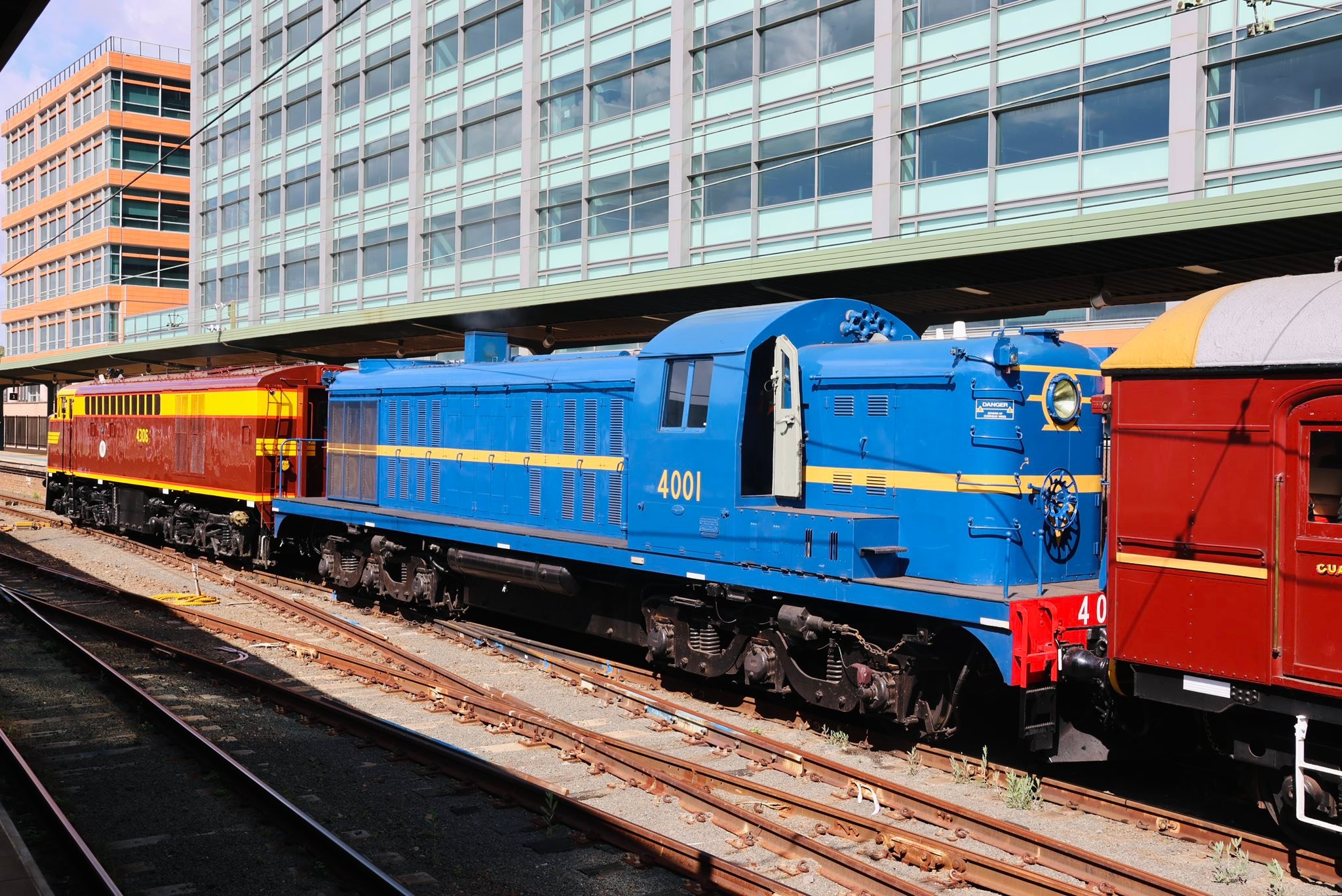 NSW Railways - Past and Present | Diesel Locomotives 4306 and 4001 at ...